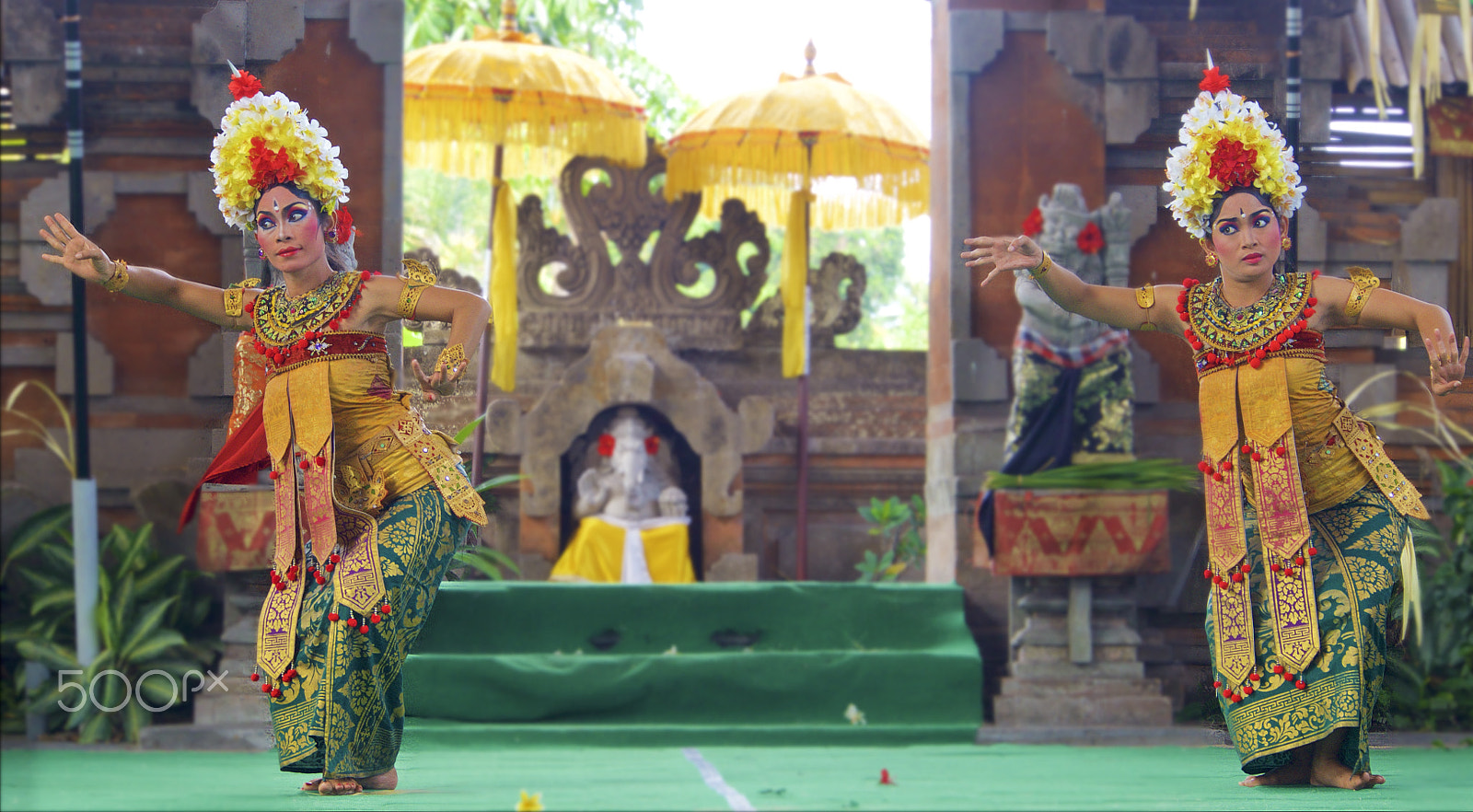 Olympus OM-D E-M1 + OLYMPUS M.12-50mm F3.5-6.3 sample photo. The barong dance of bali photography