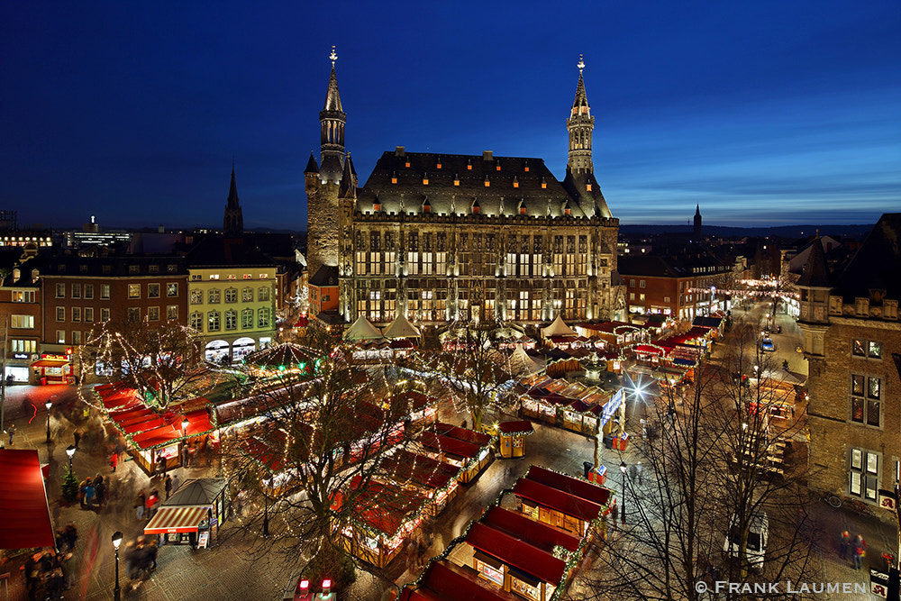 Canon EOS 5DS + Canon TS-E 17mm F4L Tilt-Shift sample photo. Aachen 03 - town hall with christmas market photography