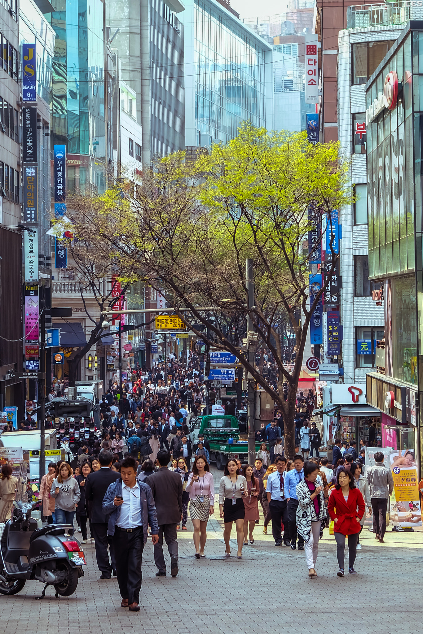 Fujifilm X-A2 + Fujifilm XF 18-55mm F2.8-4 R LM OIS sample photo. Lunch time in myeong dong photography