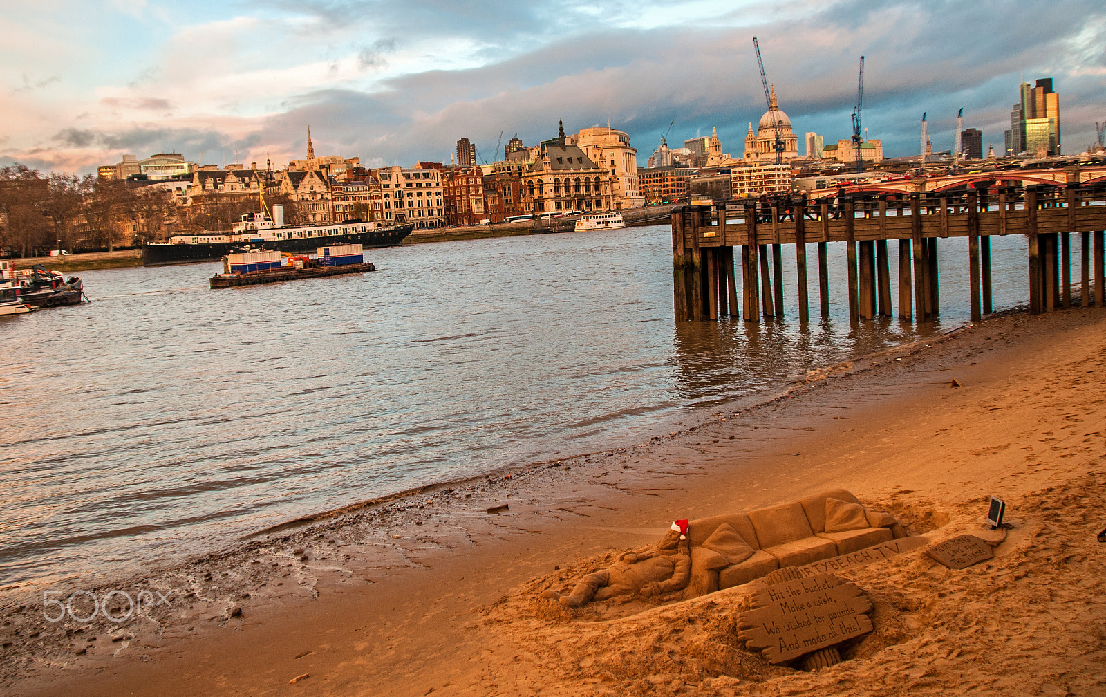 Sigma 18-250mm F3.5-6.3 DC OS HSM sample photo. With greatful acknowledgement to the sand sculptor! photography