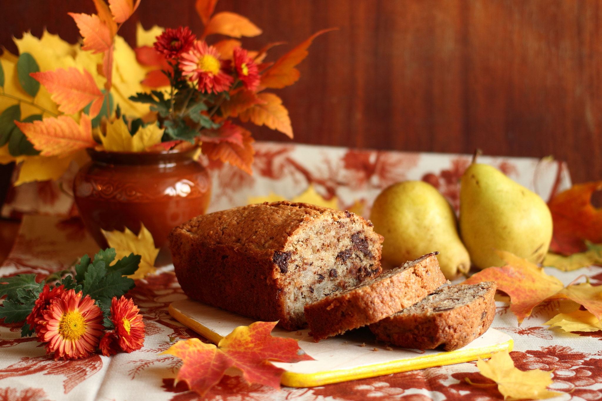Canon EOS 550D (EOS Rebel T2i / EOS Kiss X4) + Canon EF 40mm F2.8 STM sample photo. Cake with pears and chocolate photography