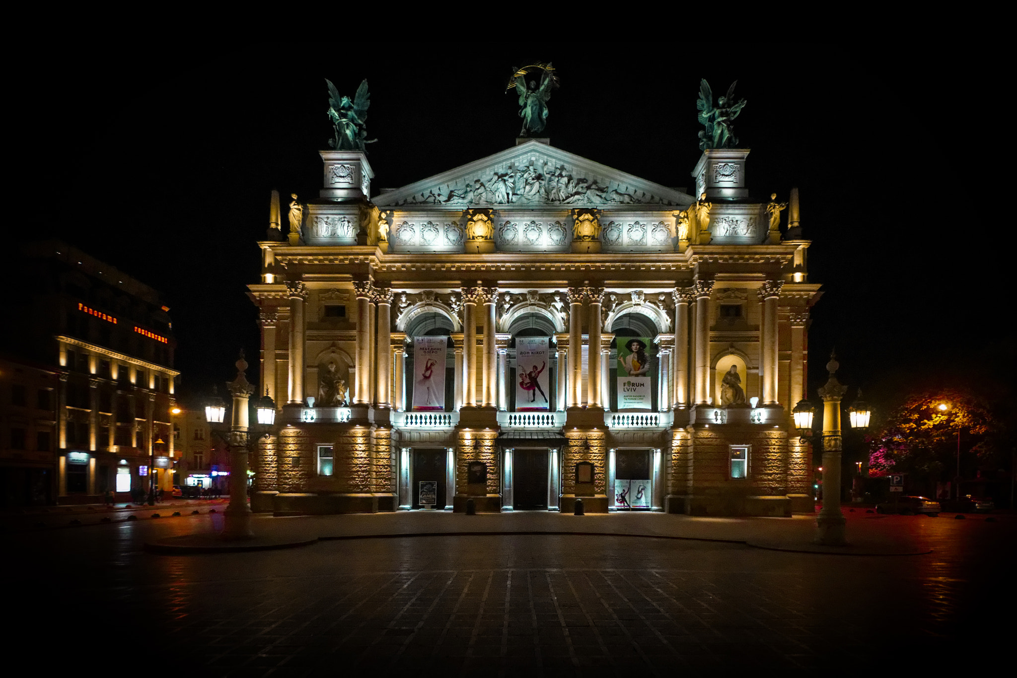 Sony a99 II + Minolta AF 17-35mm F2.8-4 (D) sample photo. Lviv theatre of opera and ballet photography