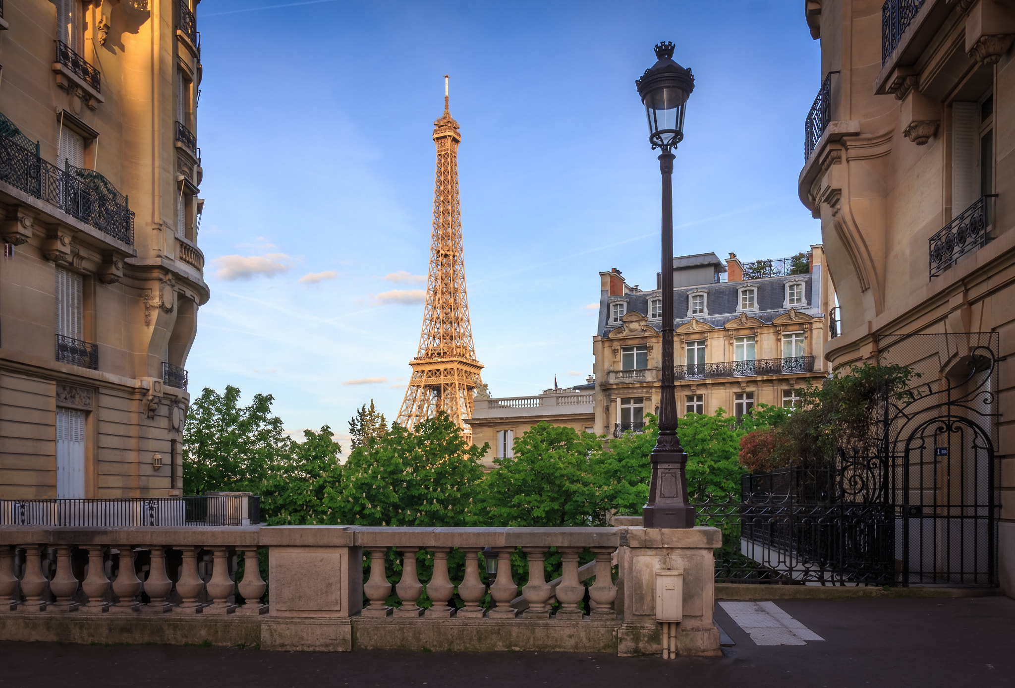Canon EF-S 10-18mm F4.5–5.6 IS STM sample photo. Eiffel tower at dusk photography