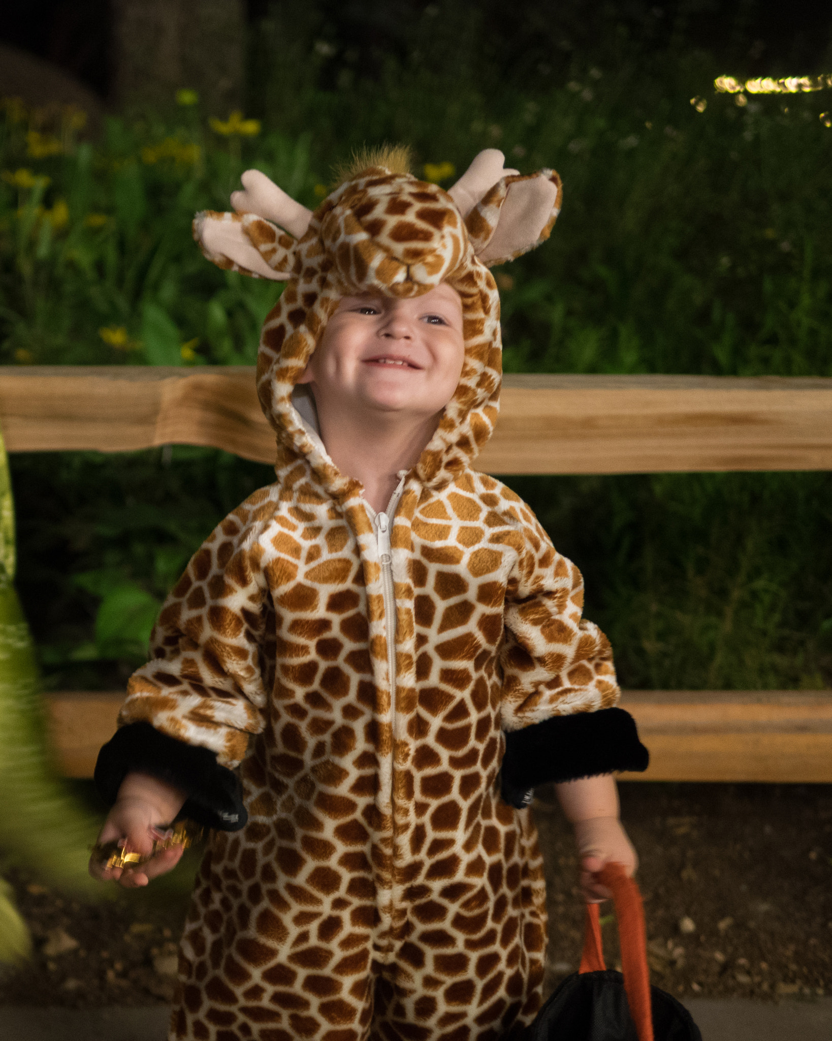 Olympus OM-D E-M1 + Panasonic Leica DG Summilux 25mm F1.4 II ASPH sample photo. Giraffe costume photography