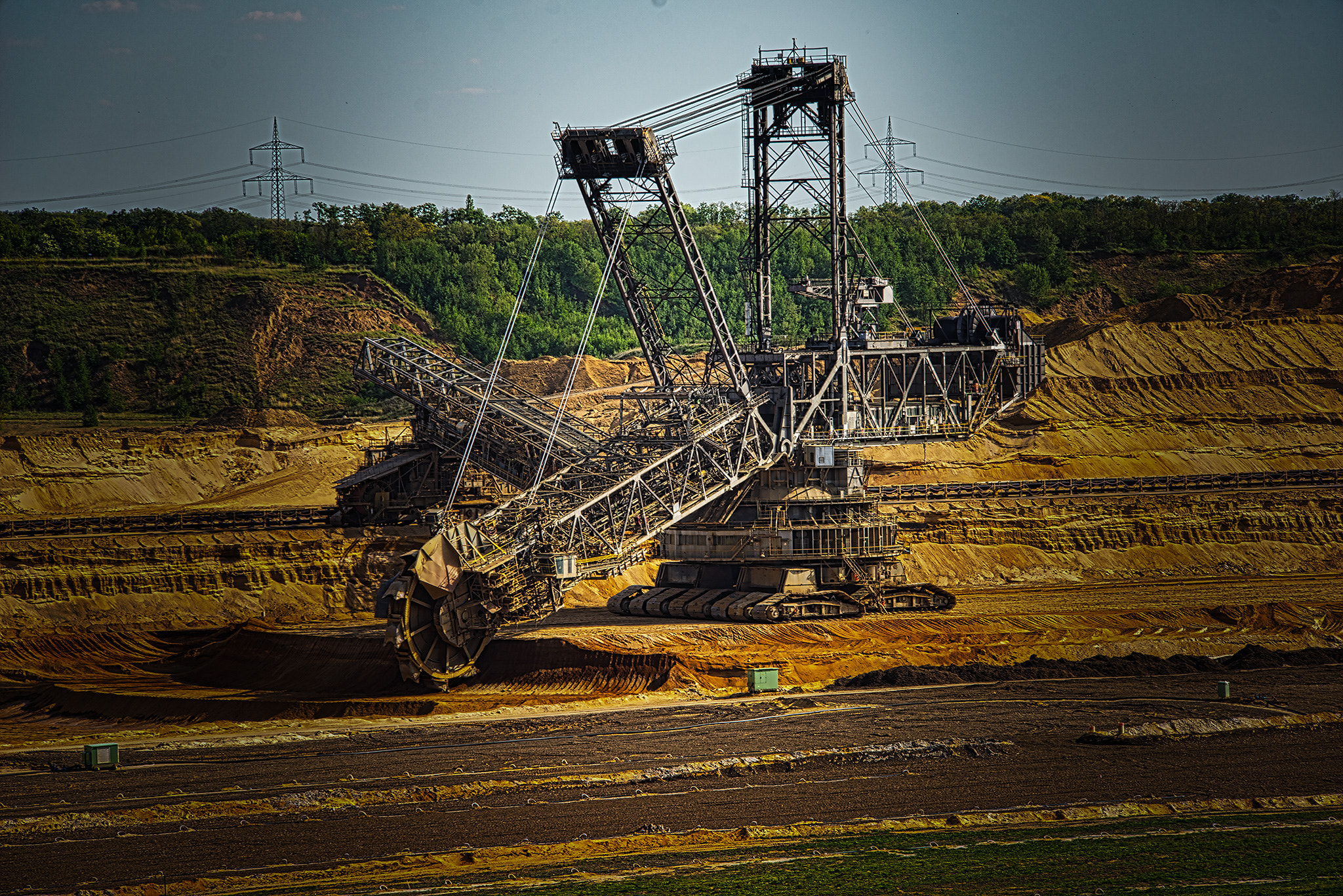 Sony a7R + 70-200mm F2.8 sample photo. Excavator photography