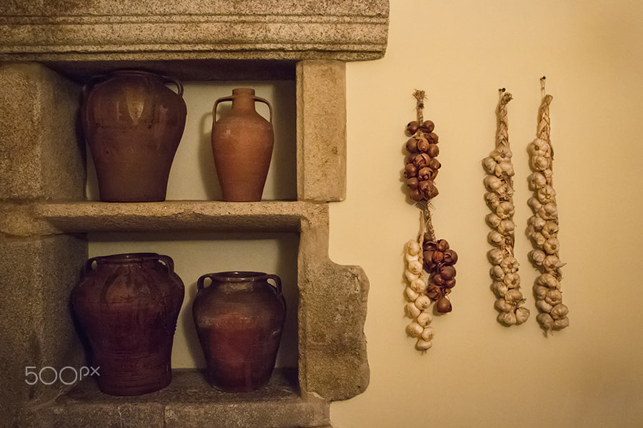 Canon EF-S 18-135mm F3.5-5.6 IS STM sample photo. Garlic and vessels. photography