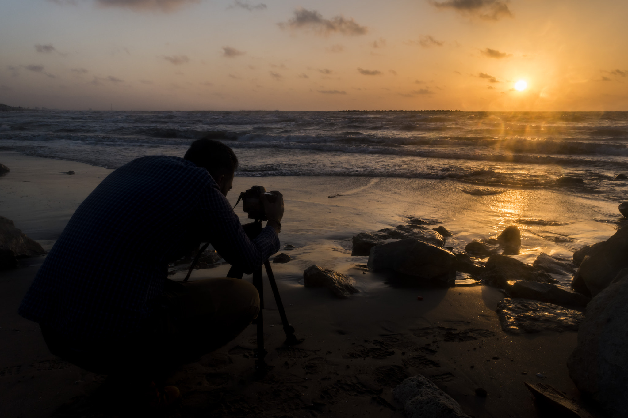 Nikon D5500 + Nikon AF-S DX Nikkor 18-55mm F3.5-5.6G VR II sample photo. Photographing sunset with sea photography