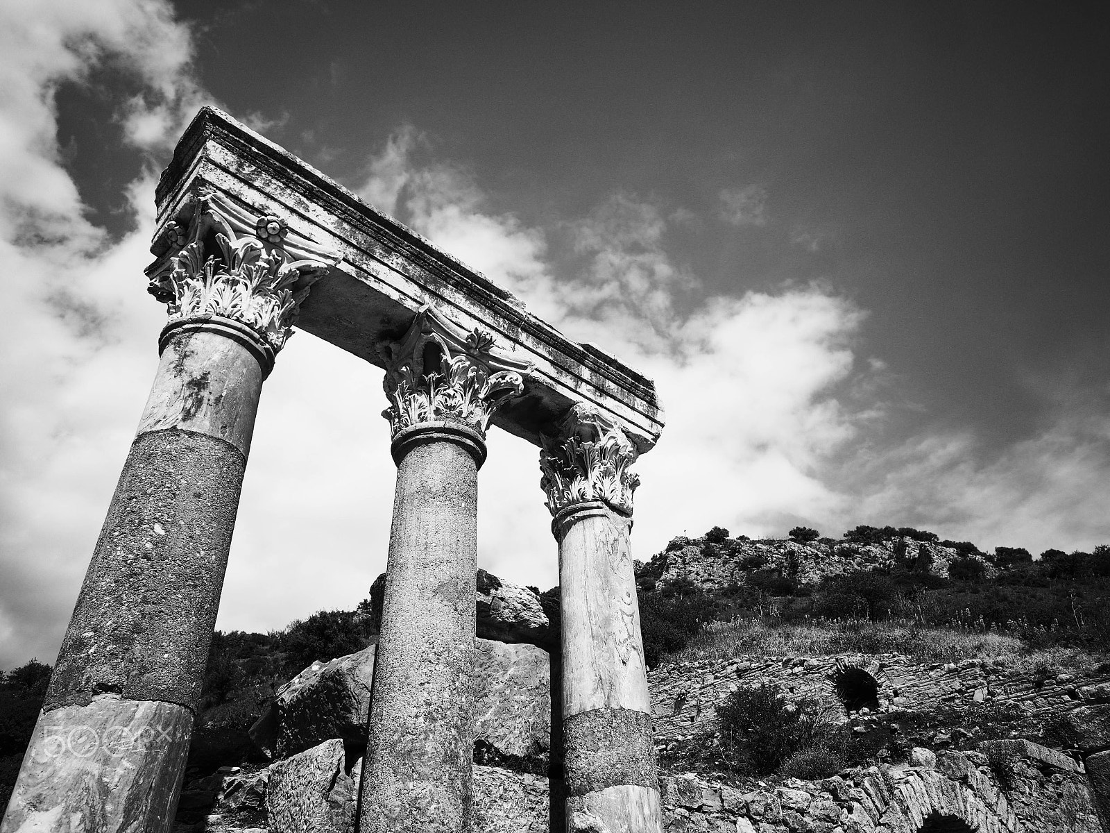 Olympus OM-D E-M1 + Panasonic Lumix G Vario 7-14mm F4 ASPH sample photo. Pillars of the past photography