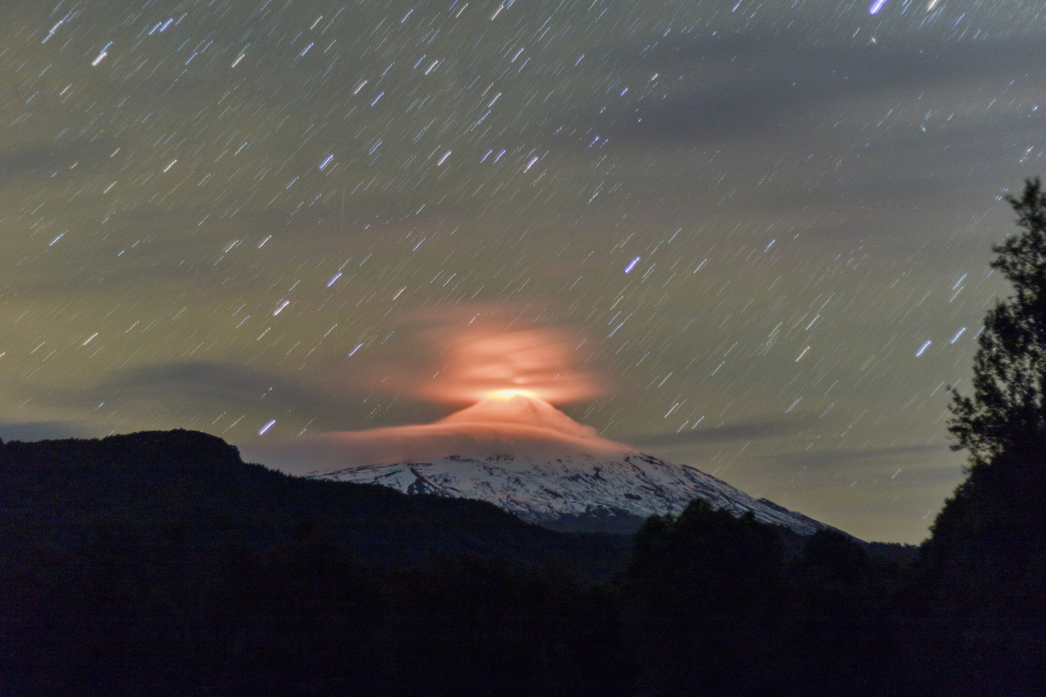 Canon EOS 760D (EOS Rebel T6s / EOS 8000D) + Canon EF 50mm F1.8 II sample photo. Incandescencia volcan villarrica. incandescence photography