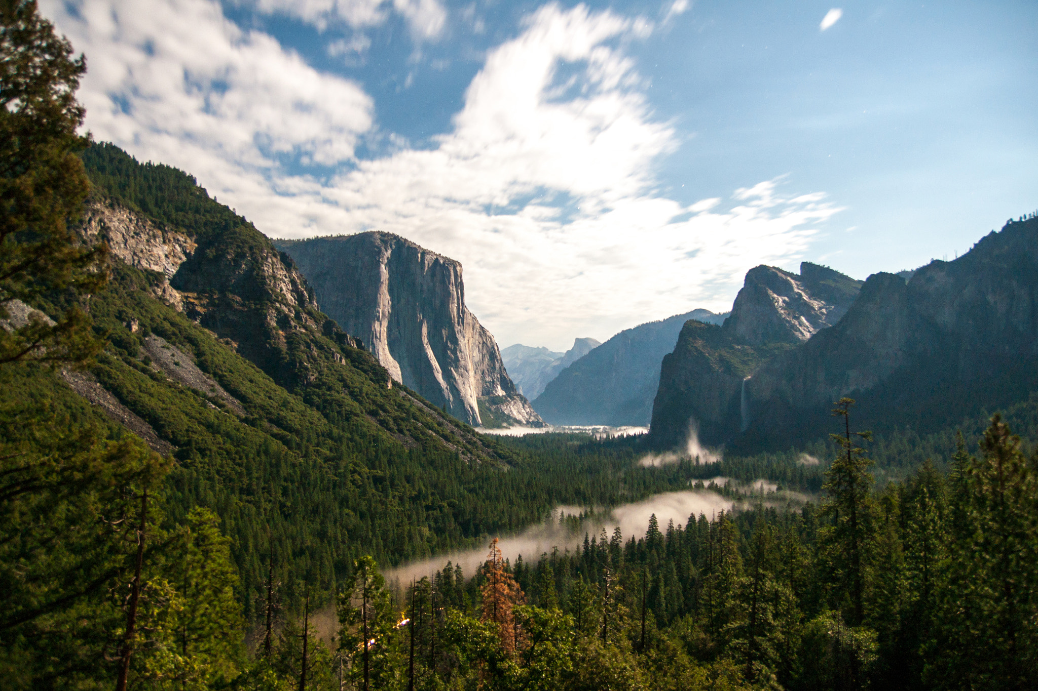 Sony Alpha DSLR-A700 sample photo. Tunnel view photography