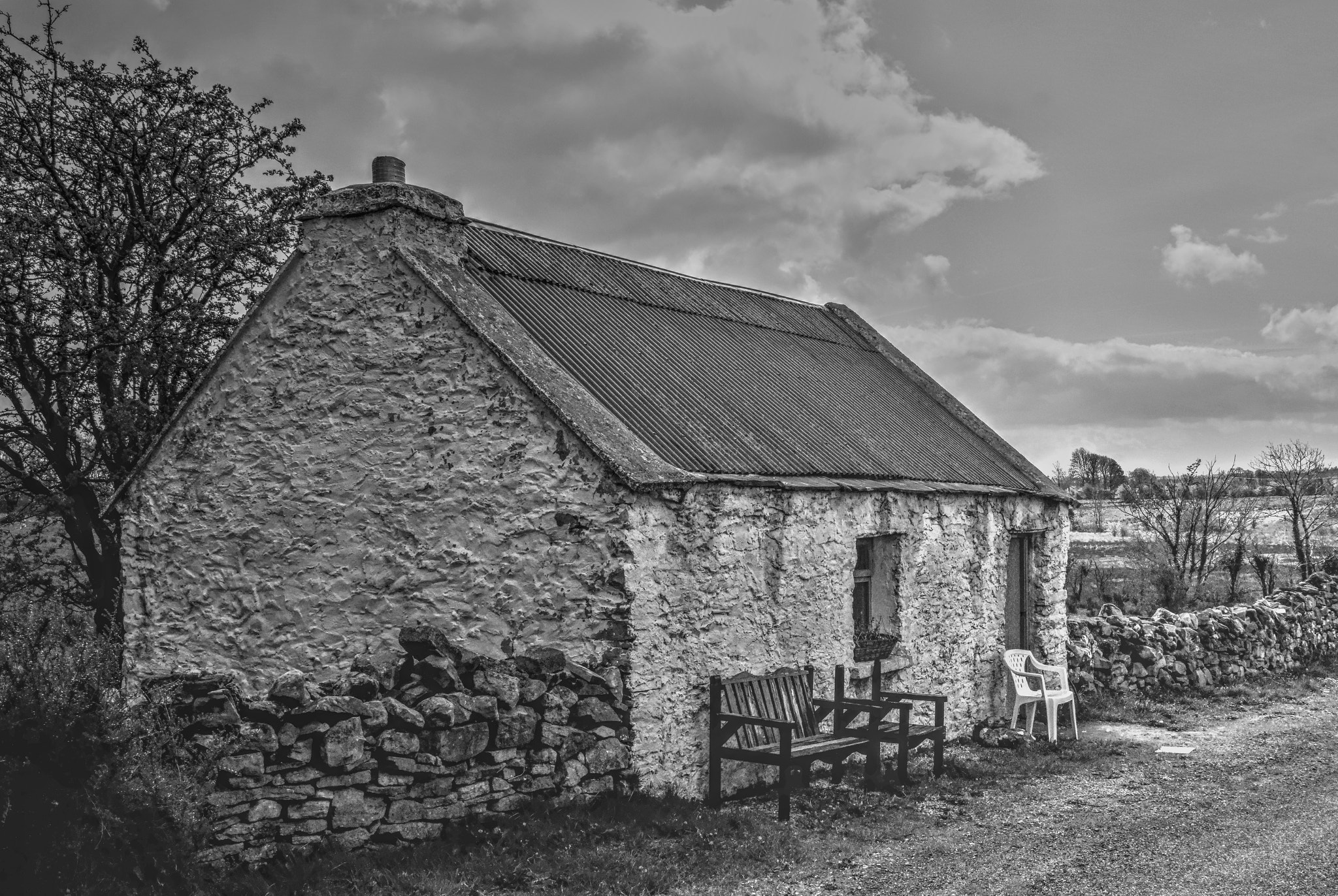 18.00 - 55.00 mm f/3.5 - 5.6 sample photo. Small house (monochrome) photography