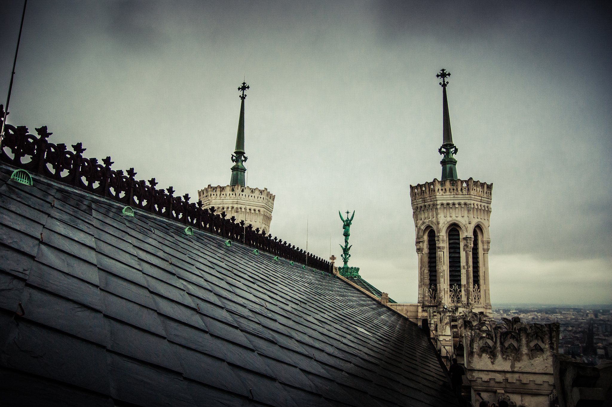 Sony Alpha DSLR-A350 sample photo. Sur les toits de fourvière photography