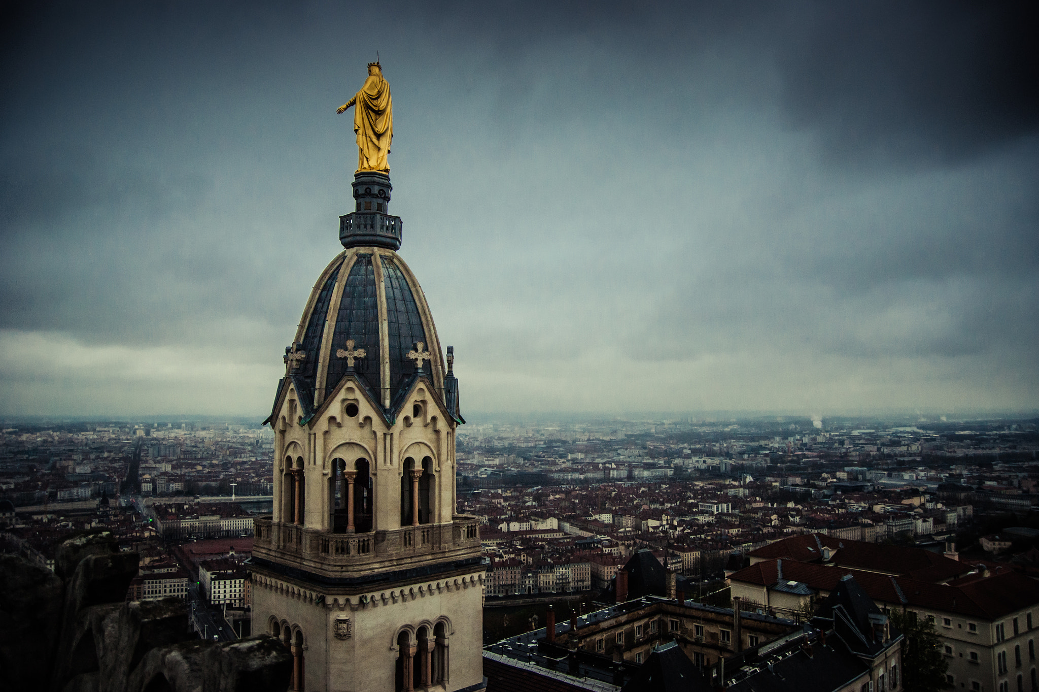 Sony Alpha DSLR-A350 sample photo. Elle veille sur la ville photography