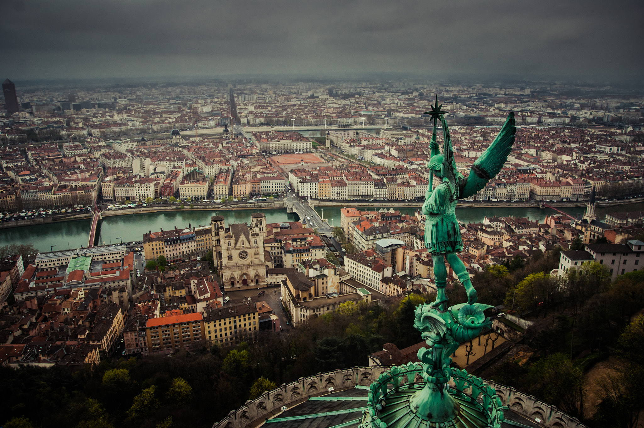 Sony Alpha DSLR-A350 sample photo. Il veille sur la ville photography