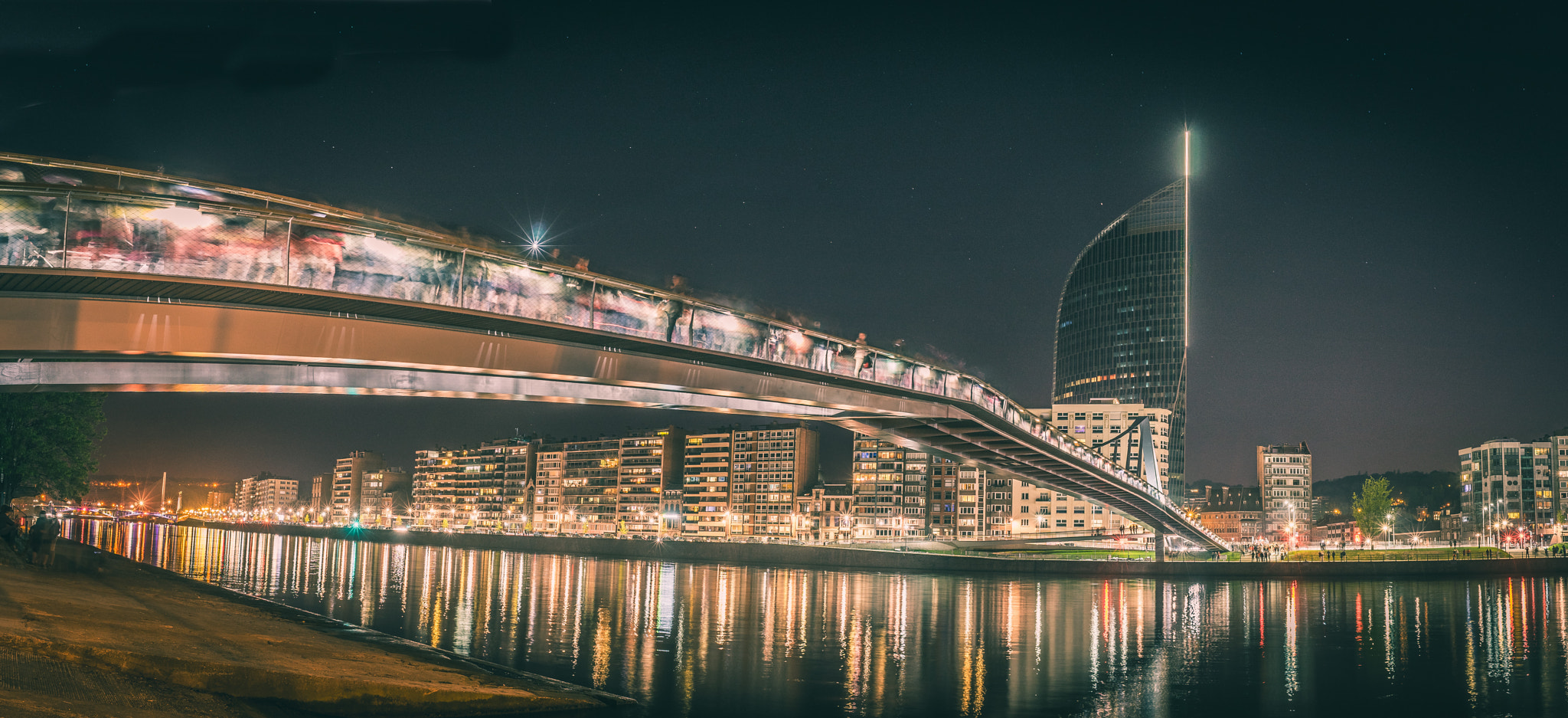 Sony a7 + Sony 28mm F2.8 sample photo. Foot bridge over the meuse photography