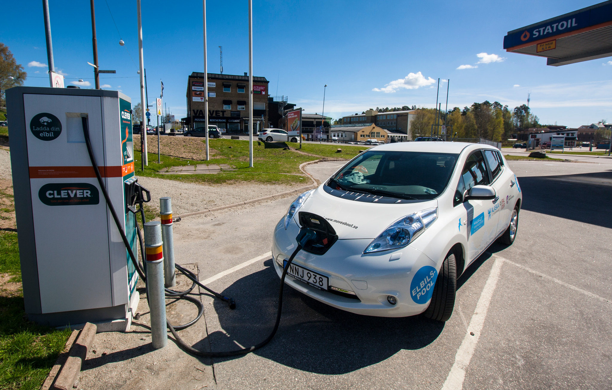 Canon EF-S 10-18mm F4.5–5.6 IS STM sample photo. Charging nissan leaf on a roadtrip in s. sweden photography