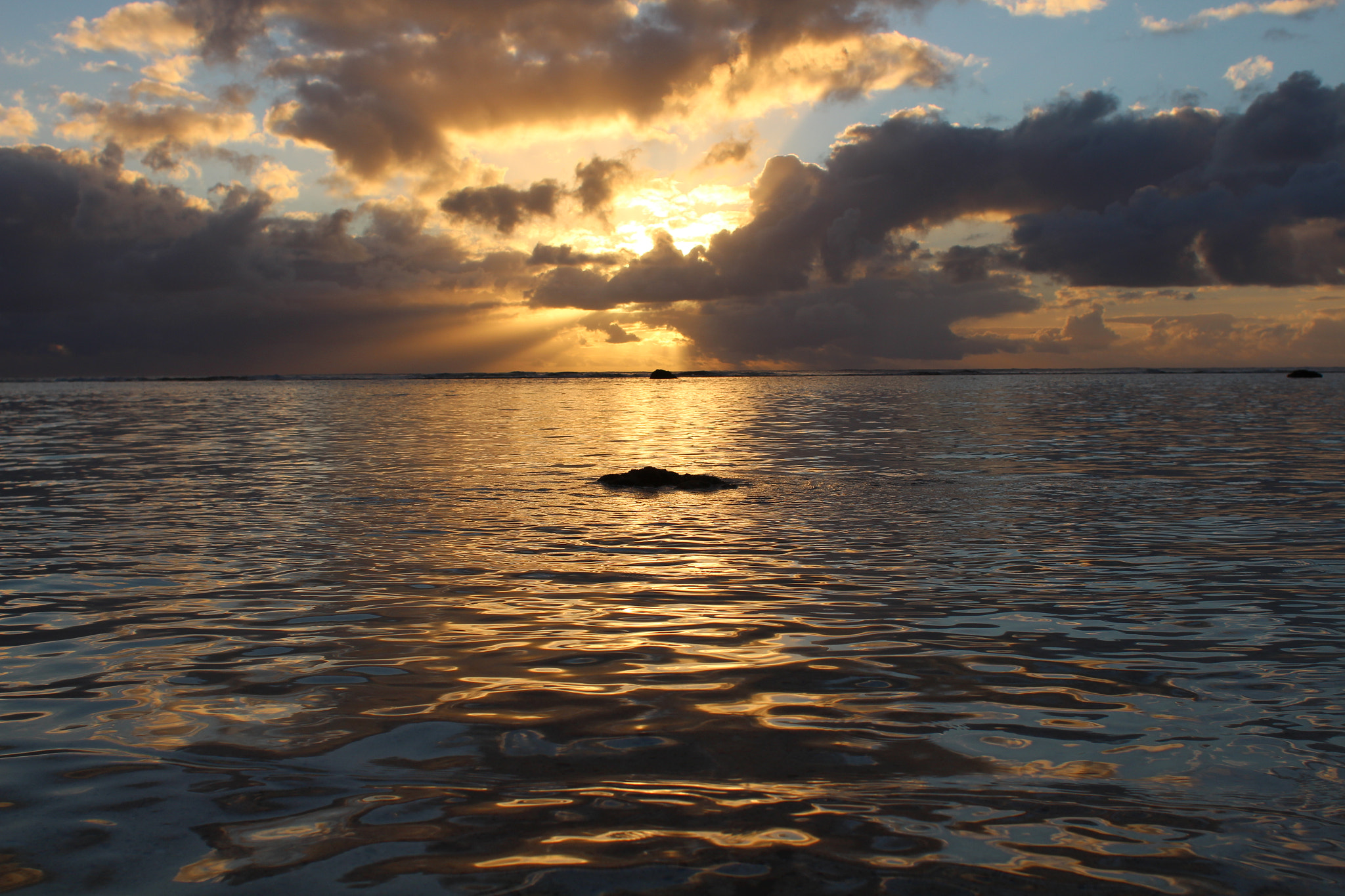 Canon EOS 650D (EOS Rebel T4i / EOS Kiss X6i) + Canon EF 28mm F1.8 USM sample photo. Rarotonga sunset photography