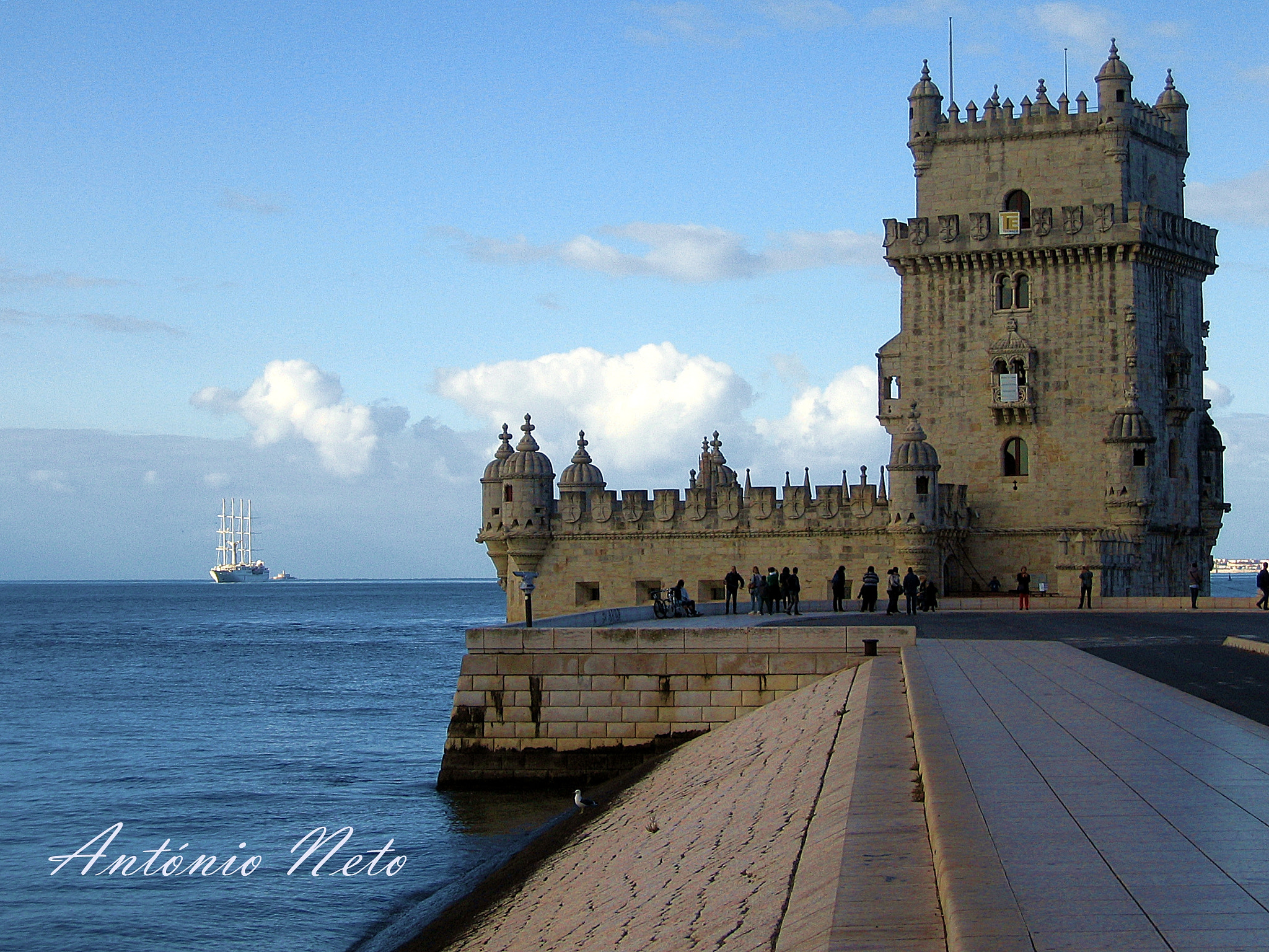 Canon POWERSHOT S50 sample photo. Turistas em lisboa photography