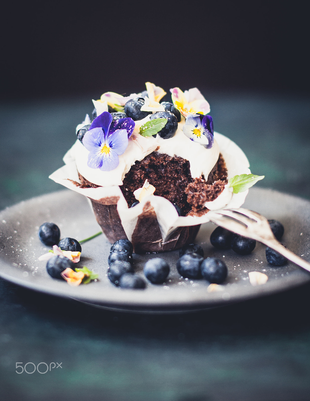 Canon EOS 1000D (EOS Digital Rebel XS / EOS Kiss F) + Sigma 50mm F1.4 EX DG HSM sample photo. Dark chocolate blueberry cupcake with fresh flower photography
