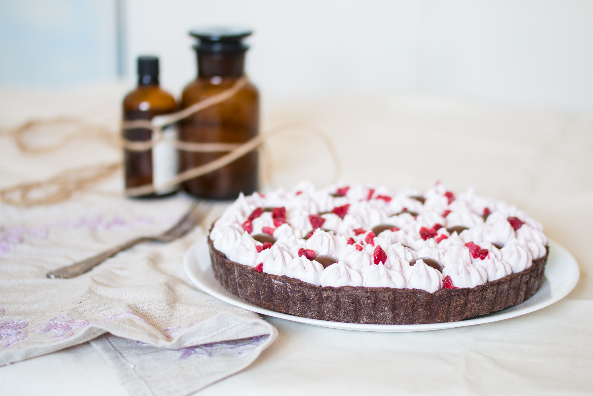 Canon EOS 70D + Tamron SP AF 60mm F2 Di II LD IF Macro sample photo. Chocolate raspbbery pie photography