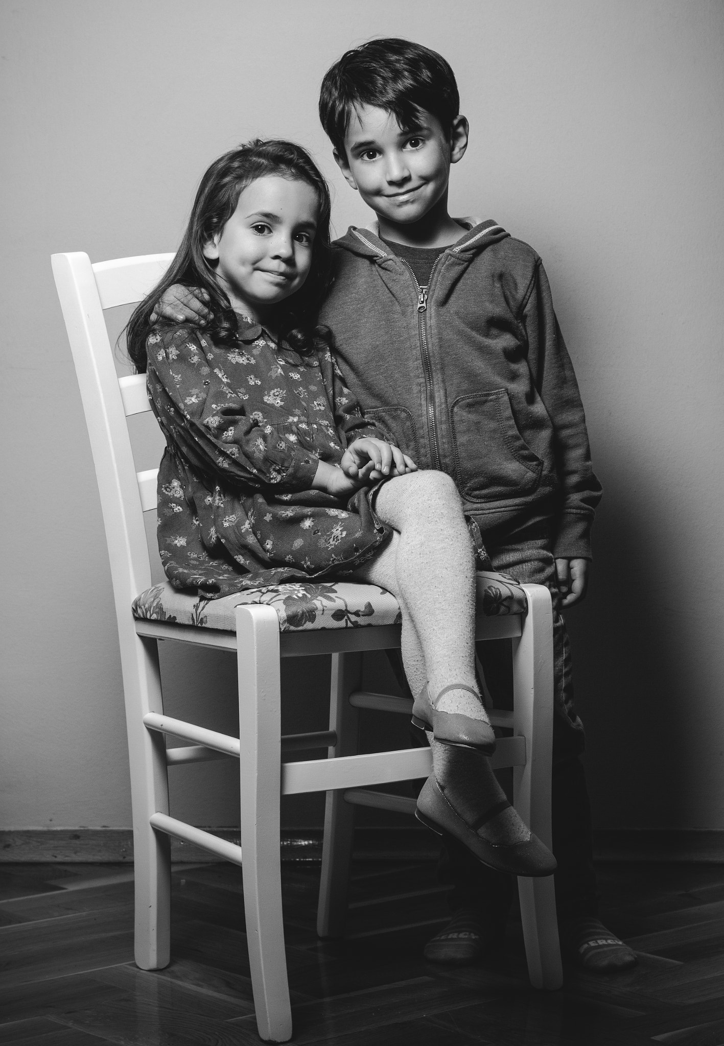 Canon EOS 550D (EOS Rebel T2i / EOS Kiss X4) + Canon EF 50mm F1.8 II sample photo. Brother & sister photography