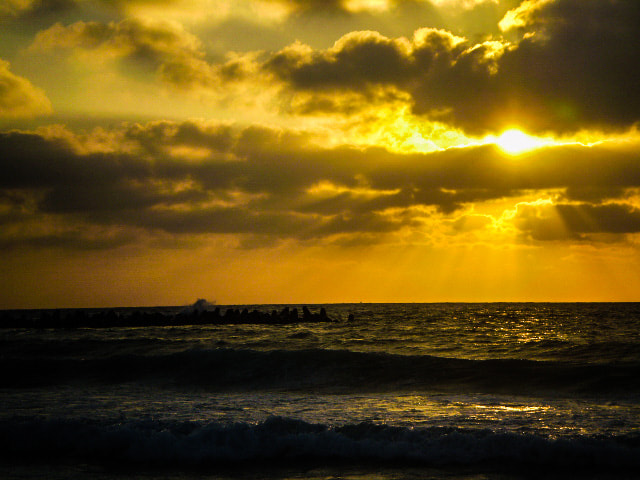 Olympus FE220,X785 sample photo. Sun & sea1 photography