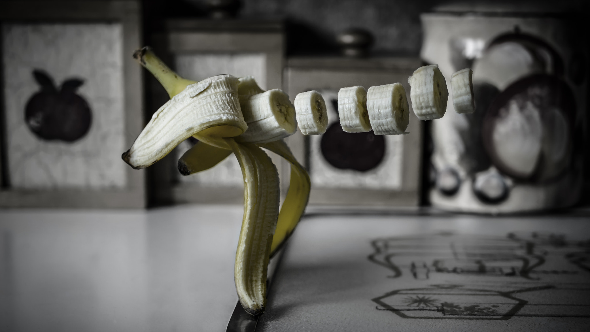 Panasonic Lumix DMC-G7 + LUMIX G 25/F1.7 sample photo. Banana floating photography