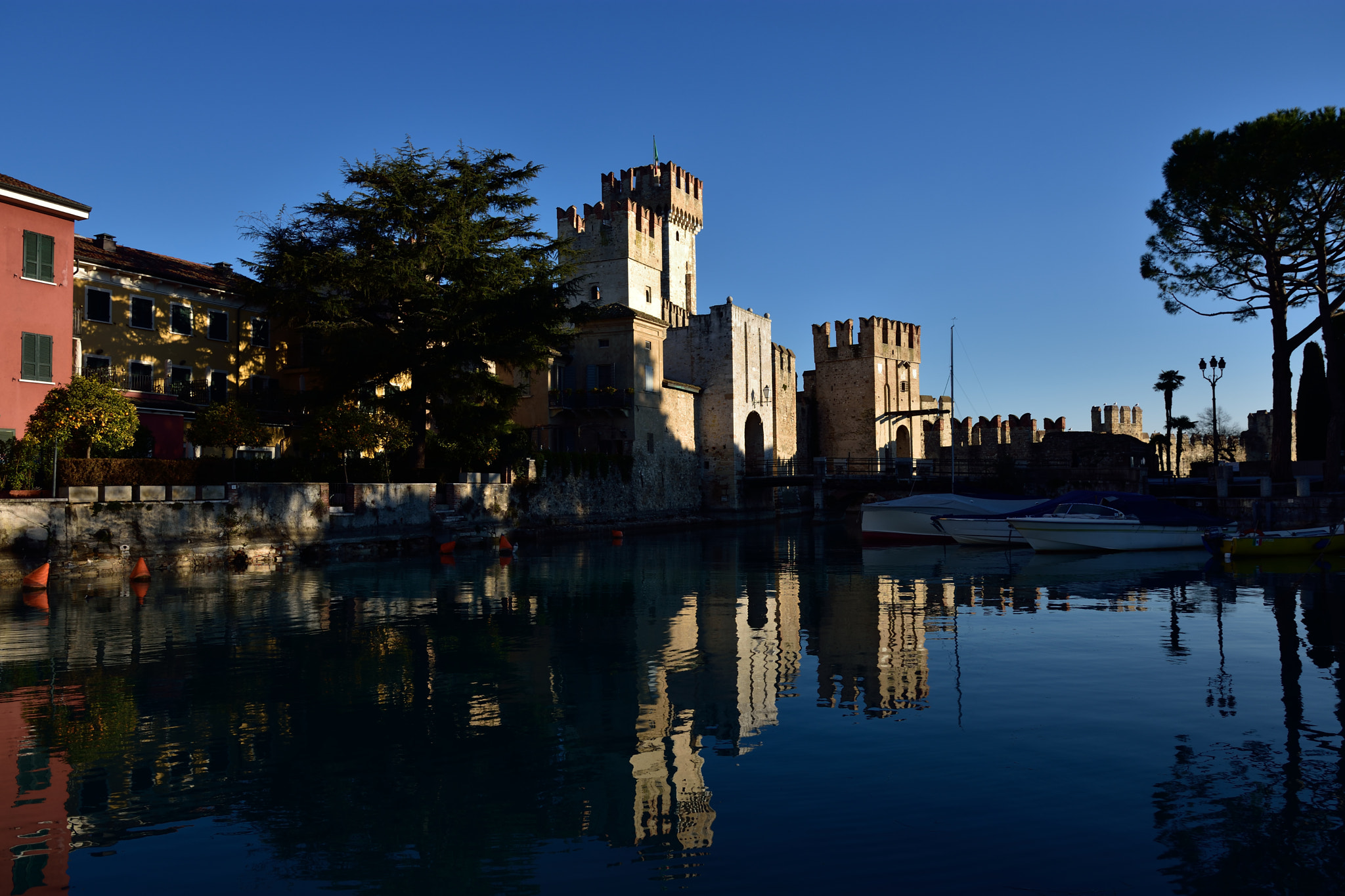 Nikon D7200 + AF-S VR DX 16-80mm f/2.8-4.0E ED sample photo. Www.wonderfulgarda.com- the castle of sirmione photography