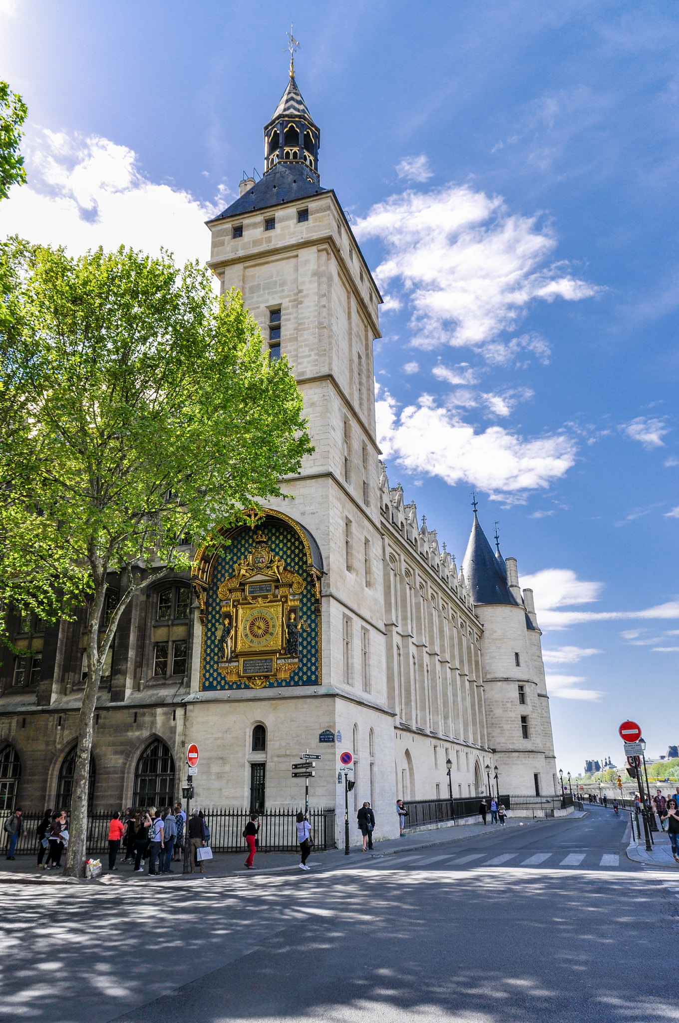 Sigma 17-70mm F2.8-4 DC Macro OS HSM | C sample photo. Horloge de la conciergerie photography