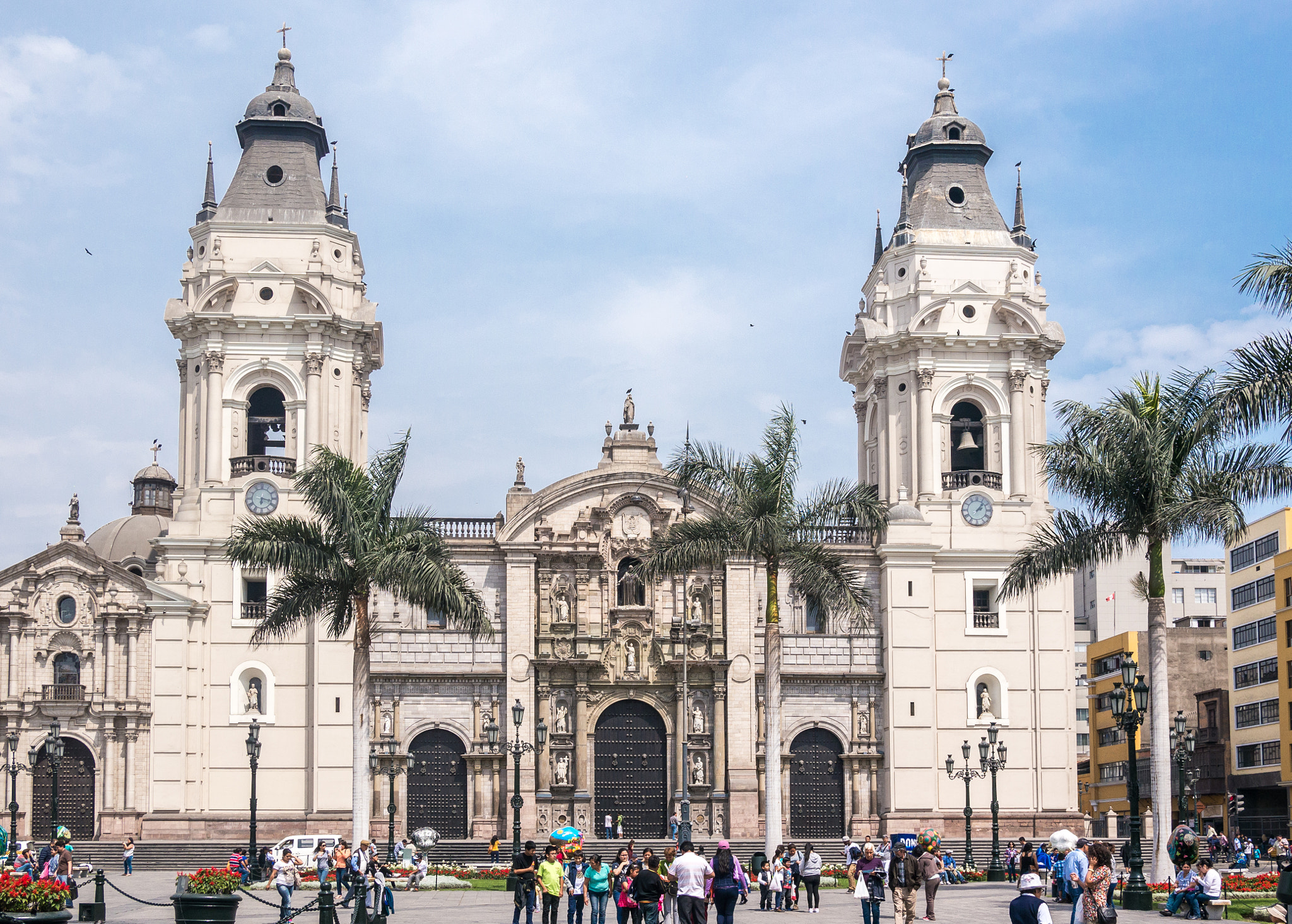 Panasonic Lumix DMC-G5 + Panasonic Lumix G 20mm F1.7 ASPH sample photo. Frontal view of the lima cathedral facade photography