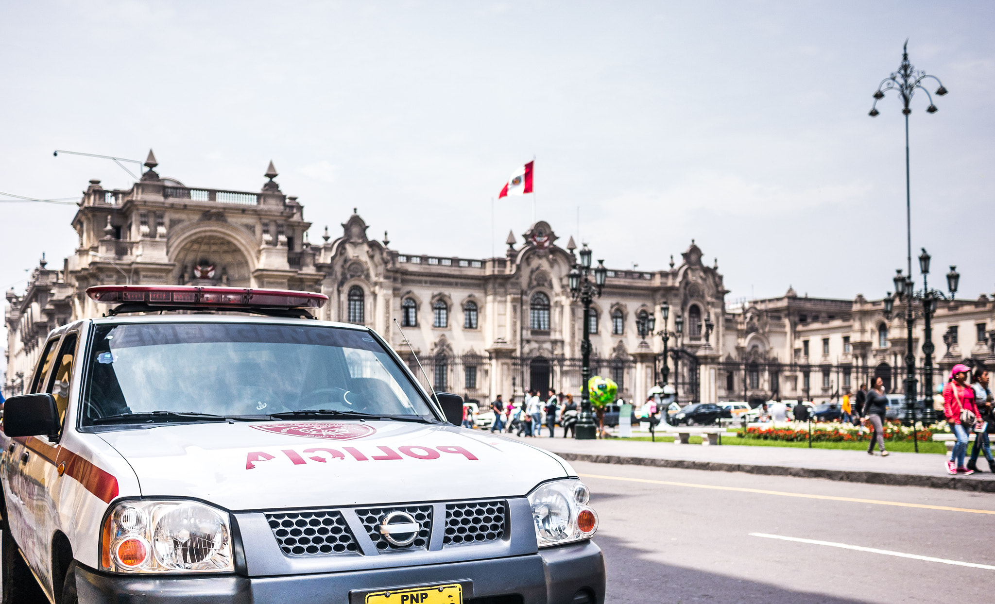 Panasonic Lumix DMC-G5 + Panasonic Lumix G 20mm F1.7 ASPH sample photo. Peruvian police photography