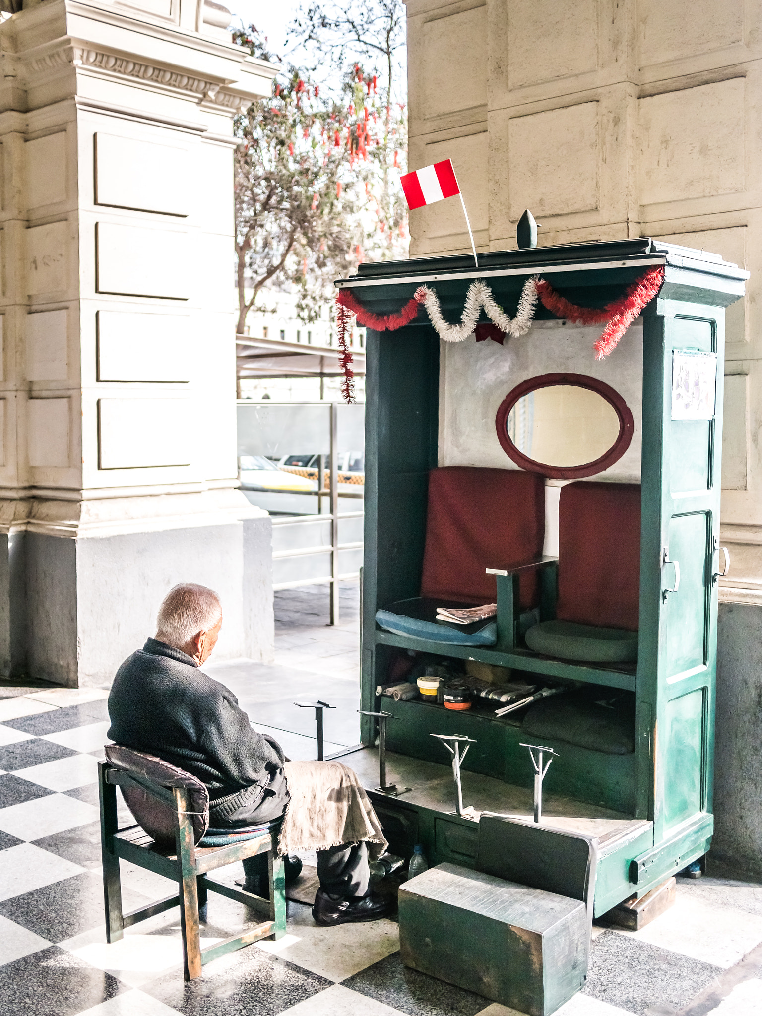 Panasonic Lumix DMC-G5 + Panasonic Lumix G 20mm F1.7 ASPH sample photo. Shoe cleaner waiting the clients photography