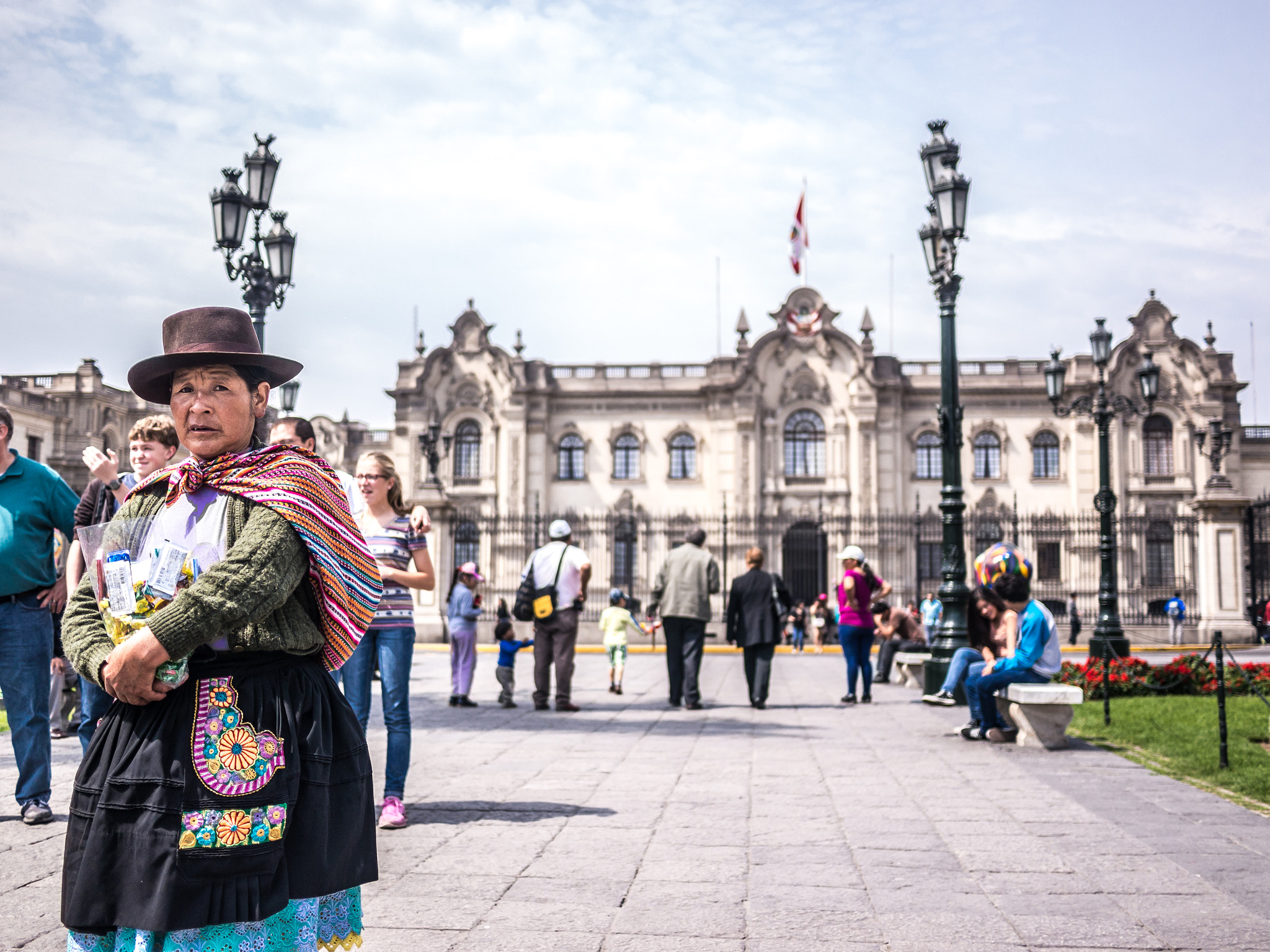 Panasonic Lumix DMC-G5 + Panasonic Lumix G 20mm F1.7 ASPH sample photo. Peruvian woman photography