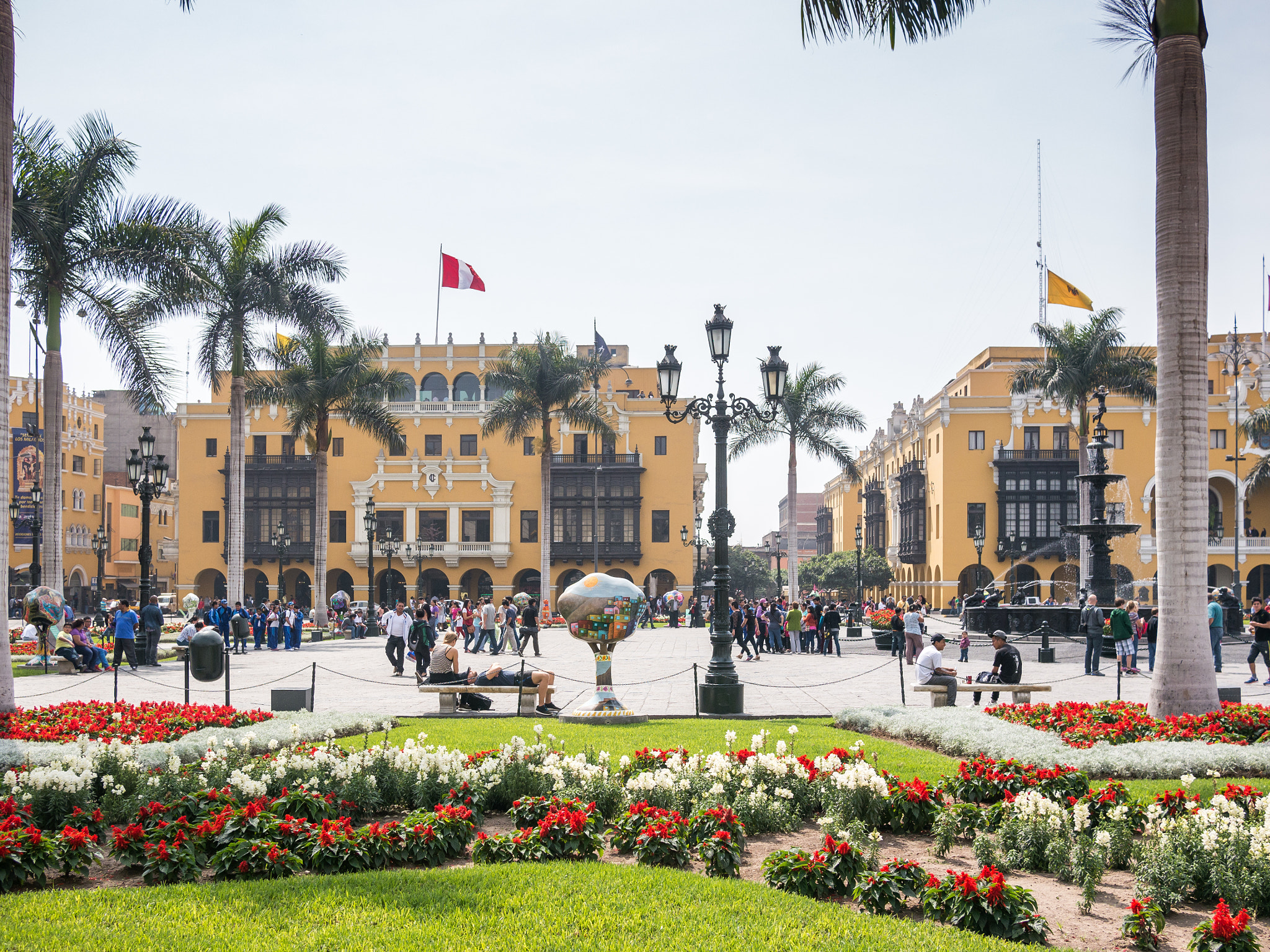 Panasonic Lumix DMC-G5 + Panasonic Lumix G 20mm F1.7 ASPH sample photo. Lima main square life photography