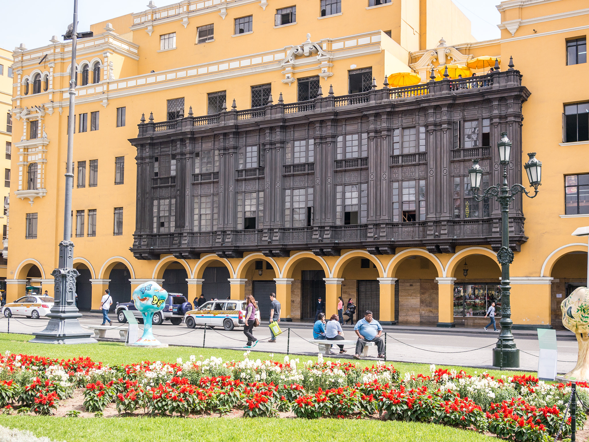 Panasonic Lumix DMC-G5 + Panasonic Lumix G 20mm F1.7 ASPH sample photo. Spanish facades in lima photography