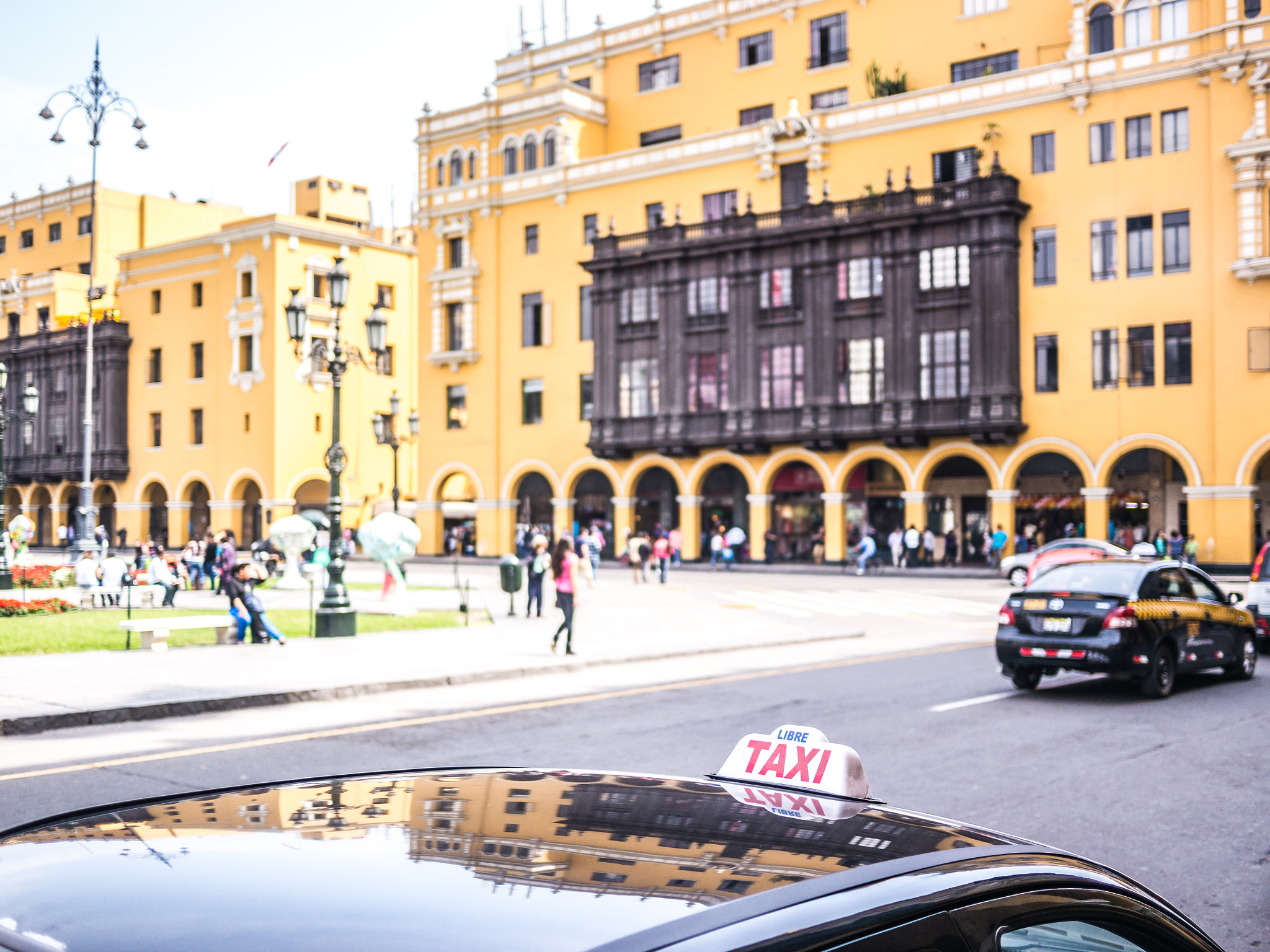 Panasonic Lumix DMC-G5 + Panasonic Lumix G 20mm F1.7 ASPH sample photo. Taxi in lima photography