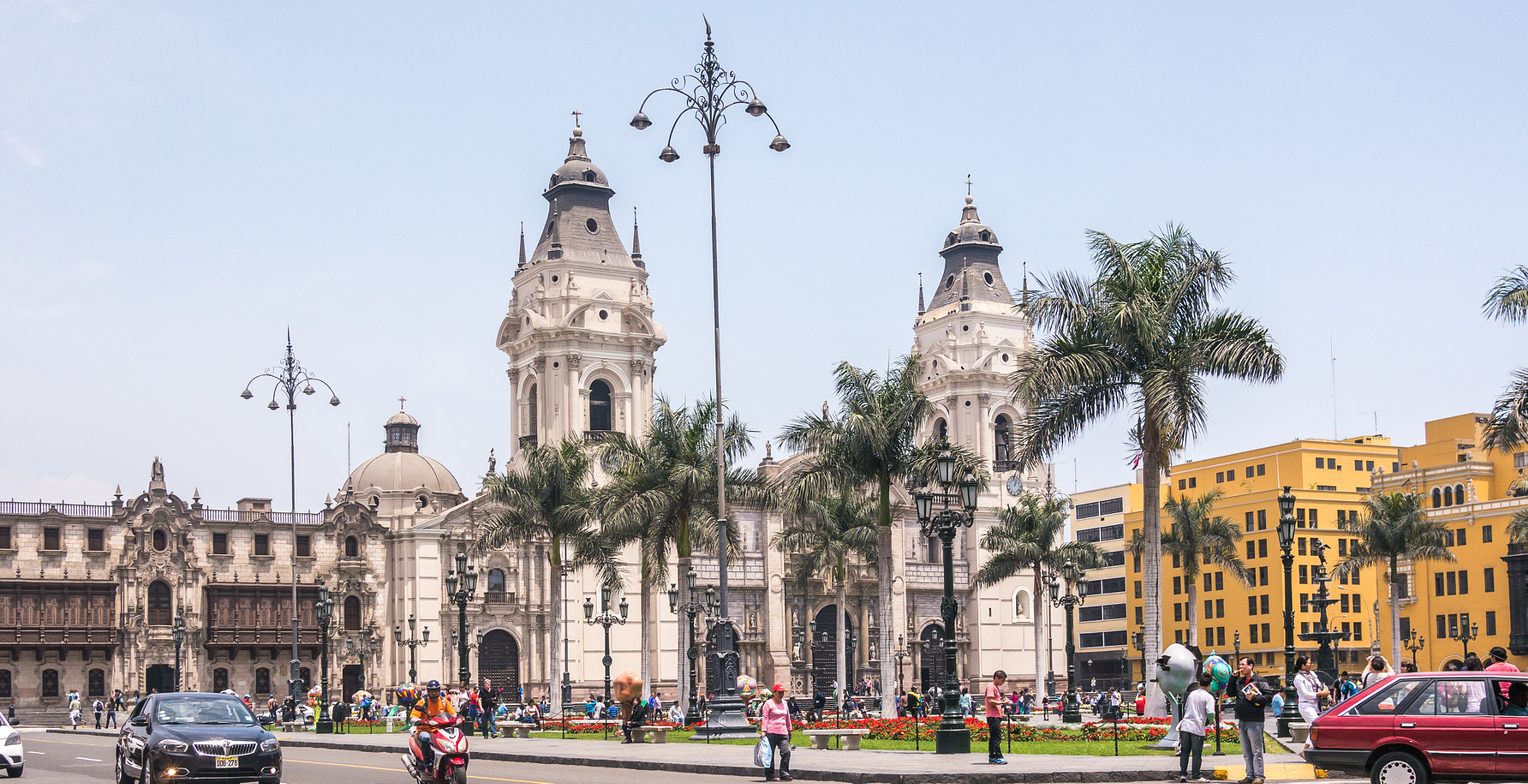 Panasonic Lumix DMC-G5 + Panasonic Lumix G 20mm F1.7 ASPH sample photo. Lima main square photography