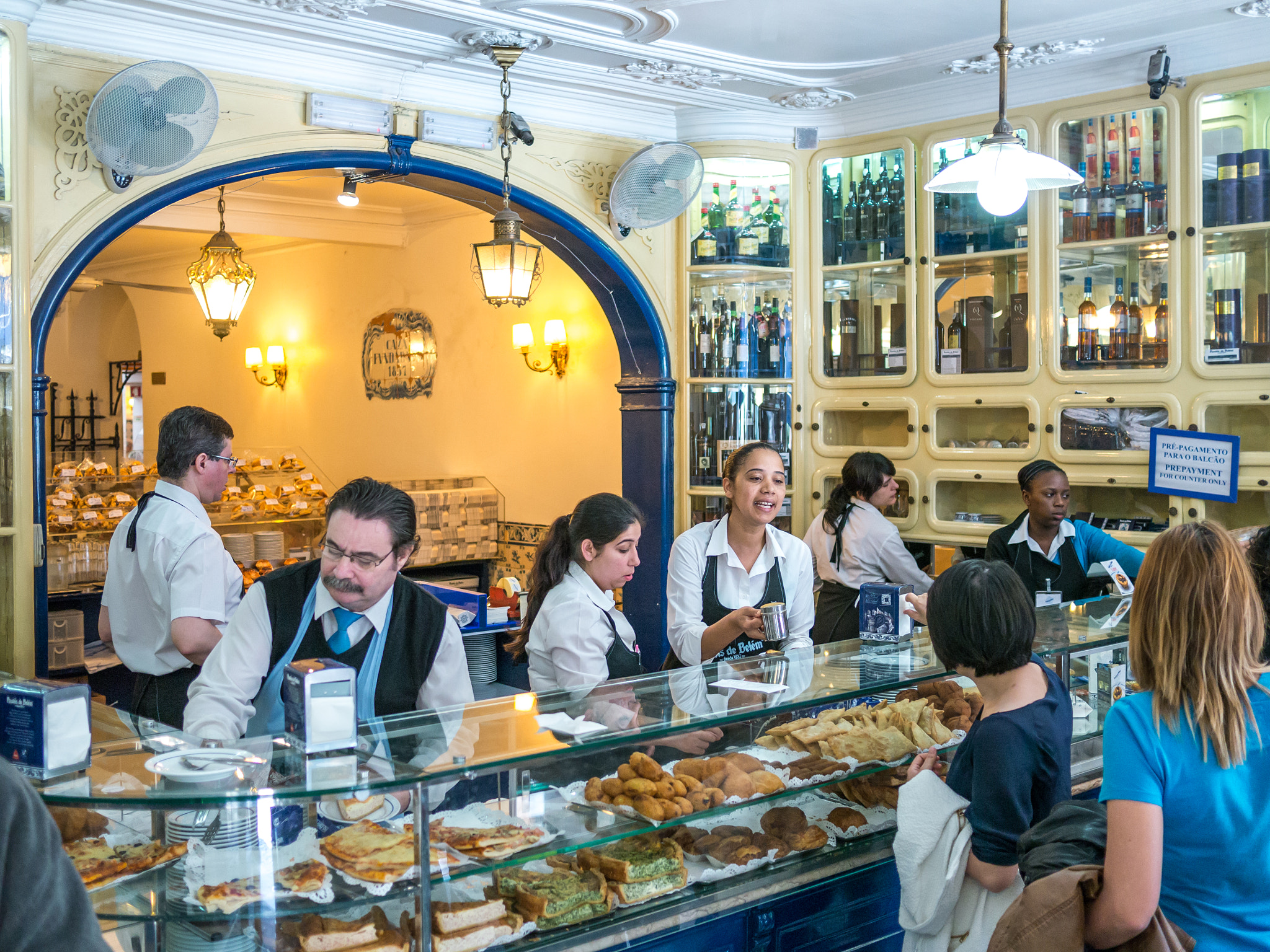 Panasonic Lumix DMC-G5 + Panasonic Lumix G 20mm F1.7 ASPH sample photo. Selling the belem pastries photography