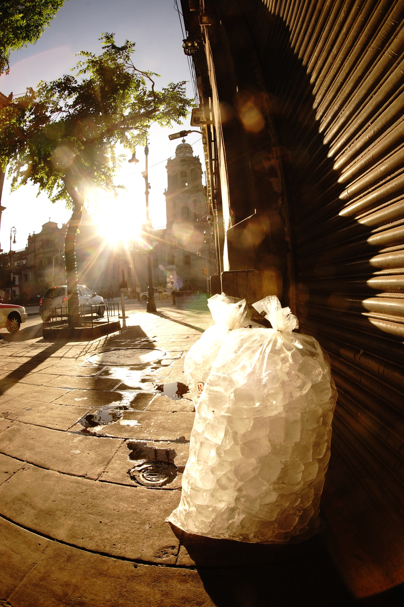 Sony a99 II + Sony 16mm F2.8 Fisheye sample photo. Derritiéndose a la luz del sol photography