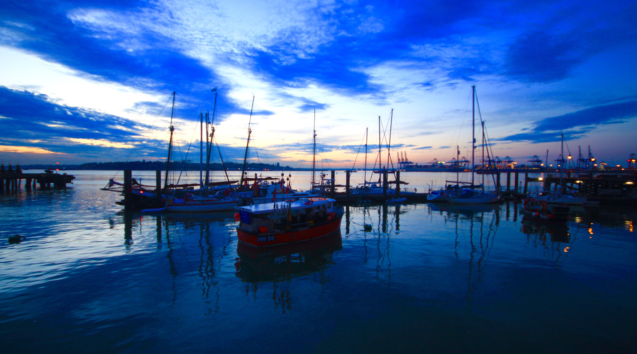 Canon 10-20mm sample photo. Harwich harbour at dusk photography