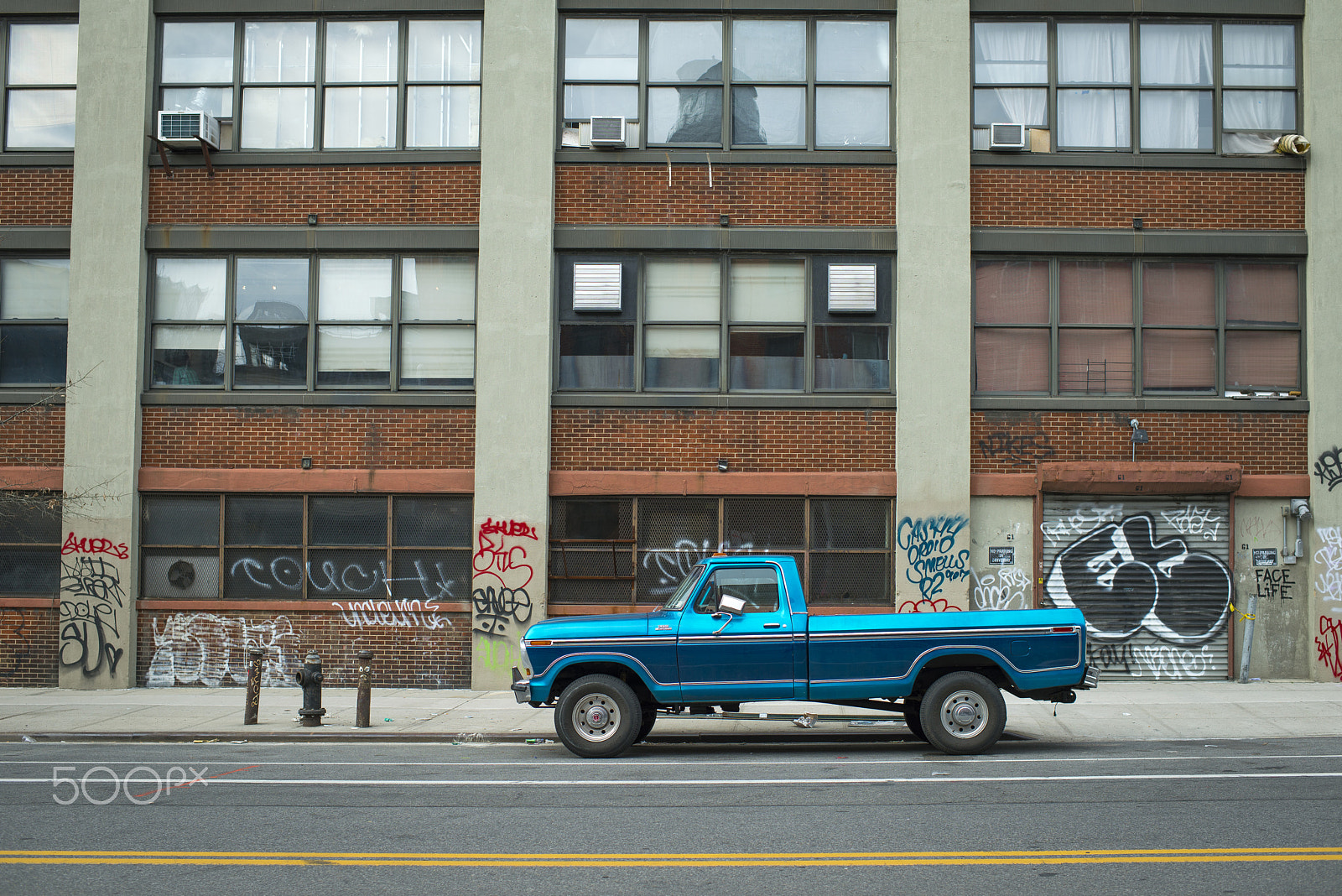 Nikon D800E + Nikon AF-S Nikkor 35mm F1.4G sample photo. Turquoise truck photography