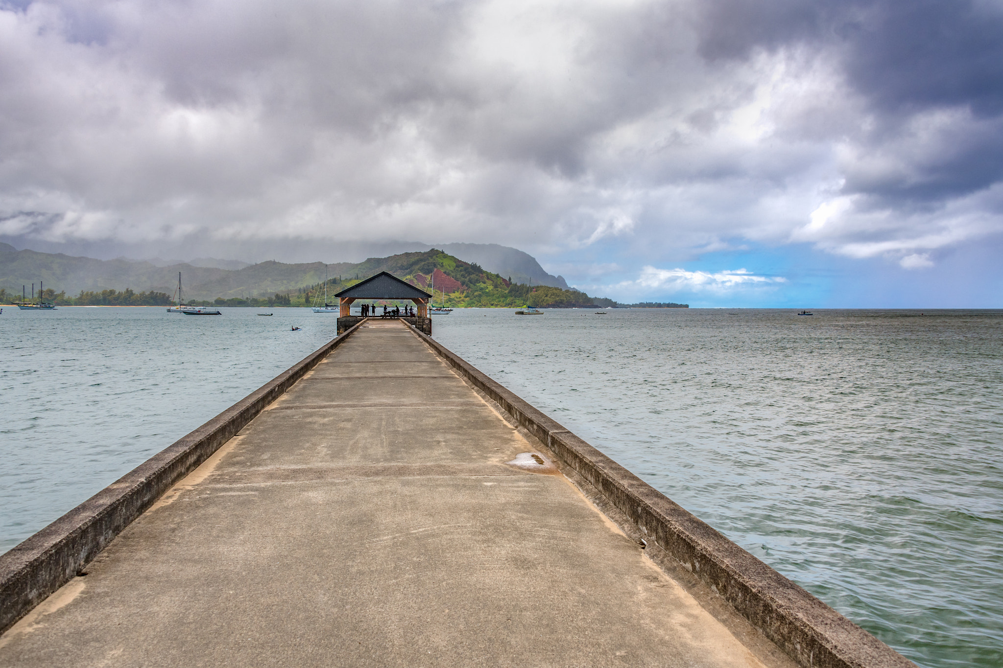 Nikon D5 + Nikon AF-S Nikkor 28-300mm F3.5-5.6G ED VR sample photo. Hanalei bay on cloudy day photography