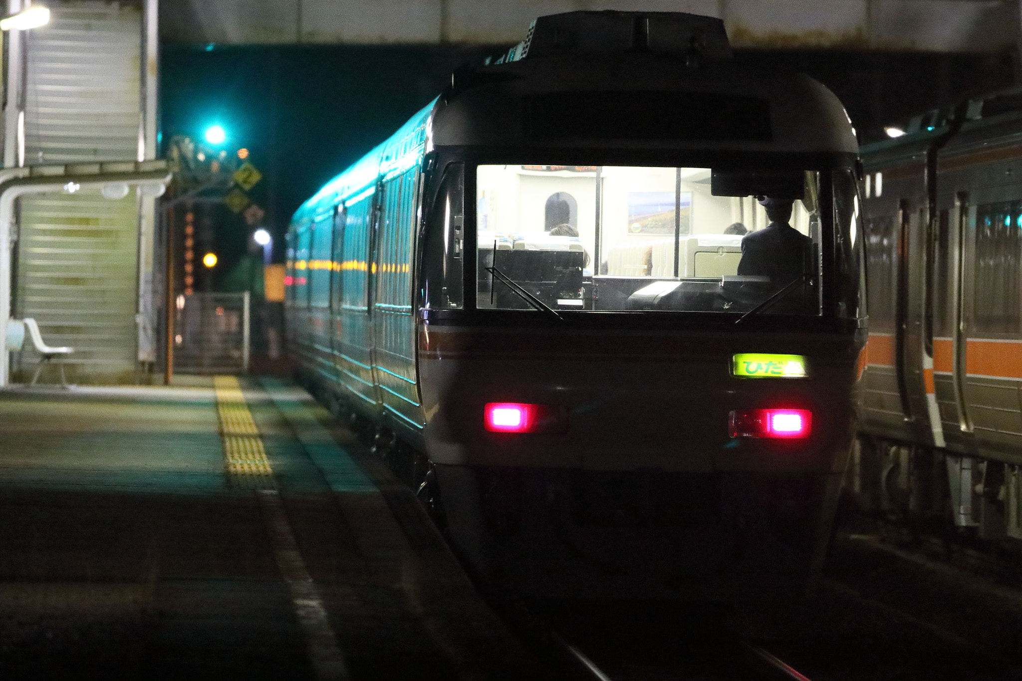 Canon EOS-1D X Mark II + Canon EF 100-400mm F4.5-5.6L IS II USM sample photo. A night express photography