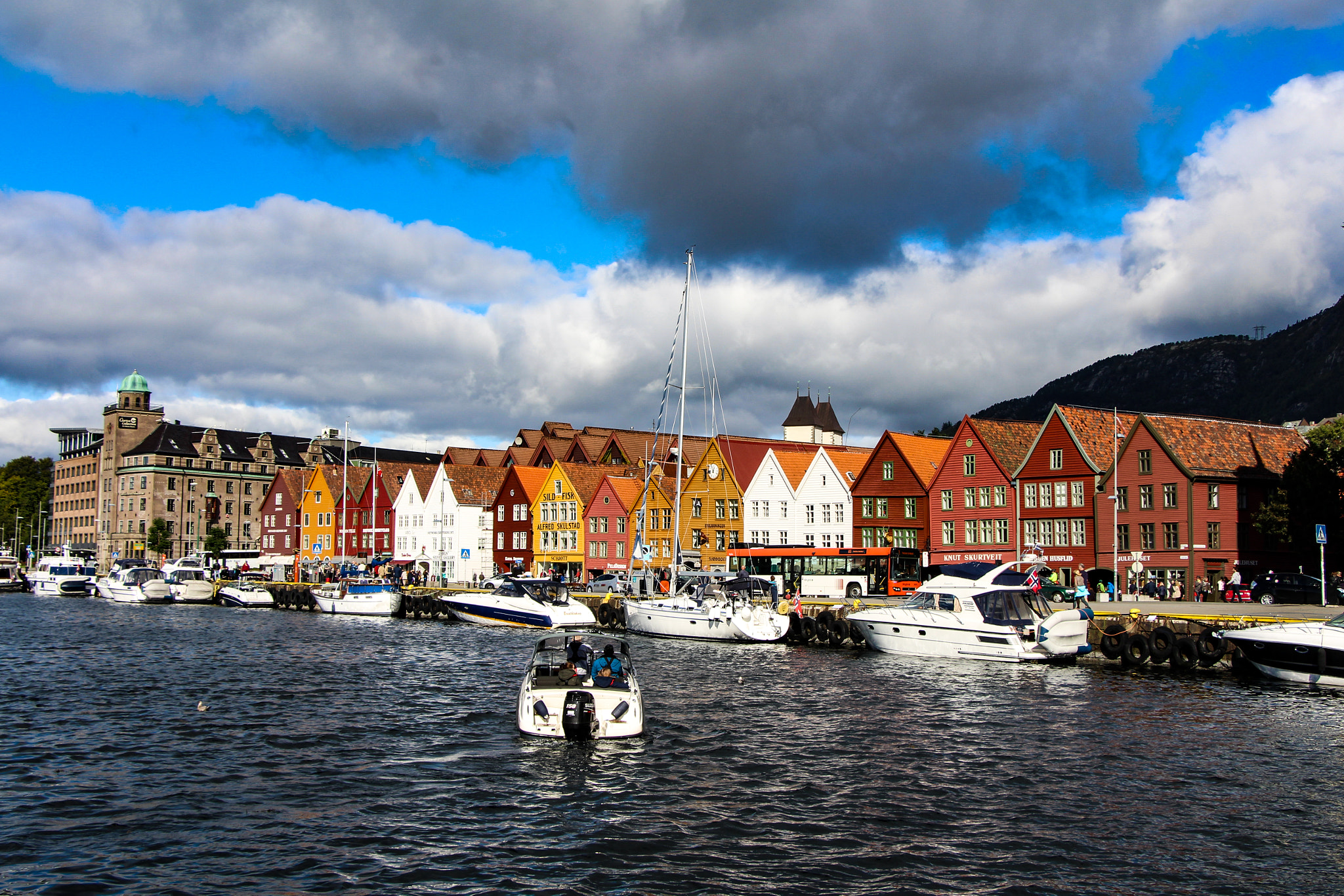 Canon EF-S 18-135mm F3.5-5.6 IS STM sample photo. Bryggen (bergen) photography