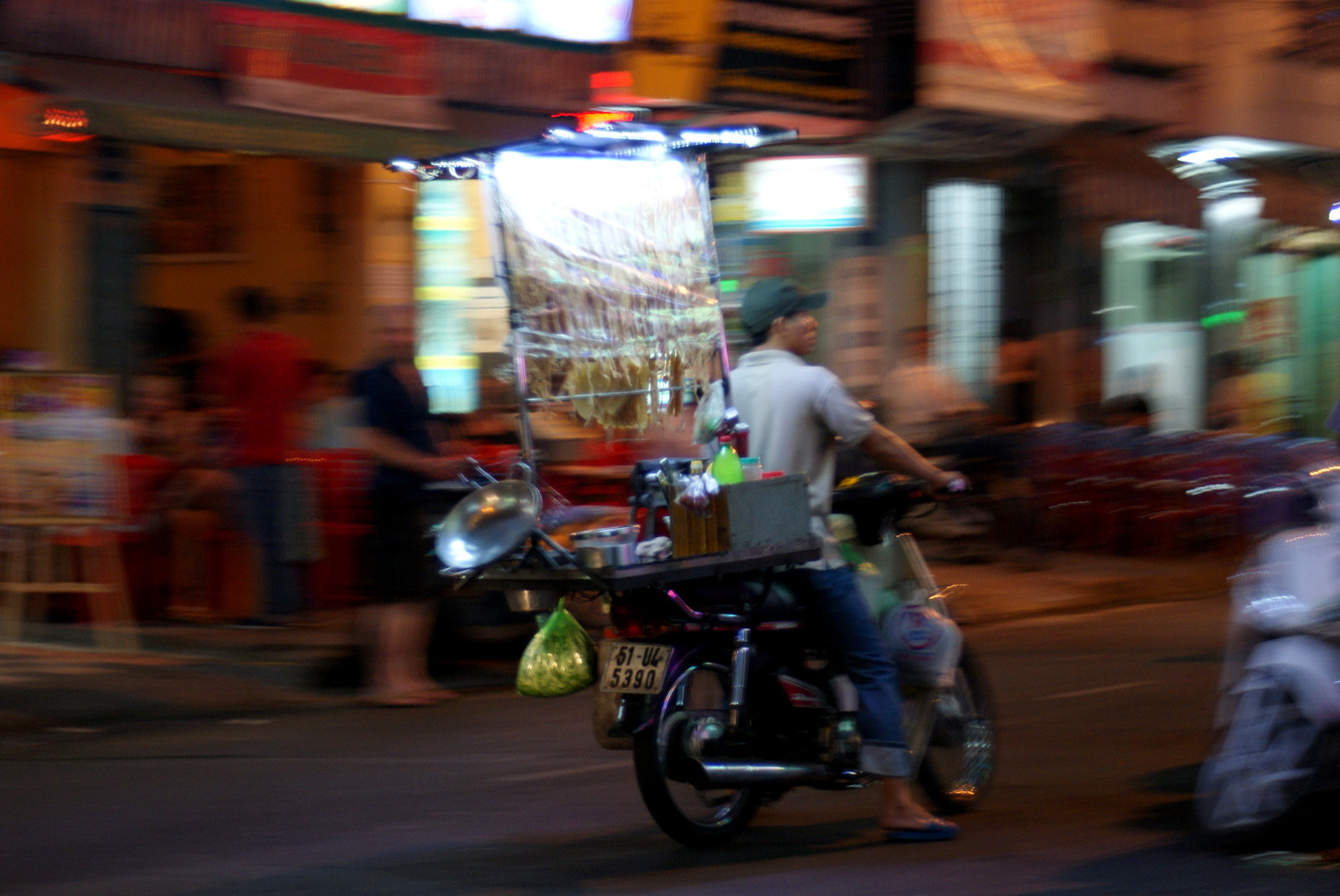 Minolta AF 28-100mm F3.5-5.6 (D) sample photo. Squid vendor on motorcycle photography
