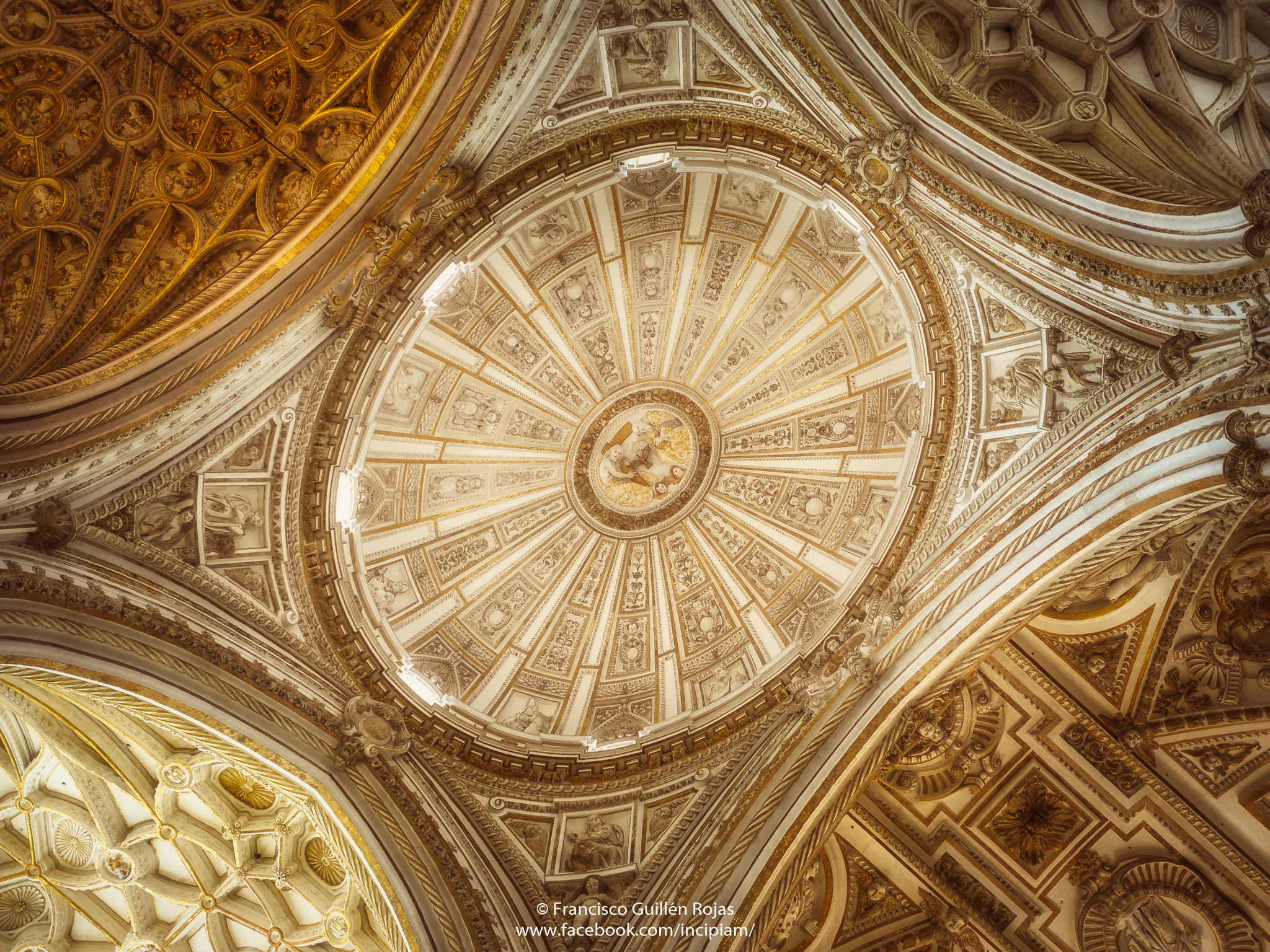 Olympus OM-D E-M5 II + Olympus M.Zuiko Digital 17mm F1.8 sample photo. Crucero de la mezquita-catedral de córdoba photography