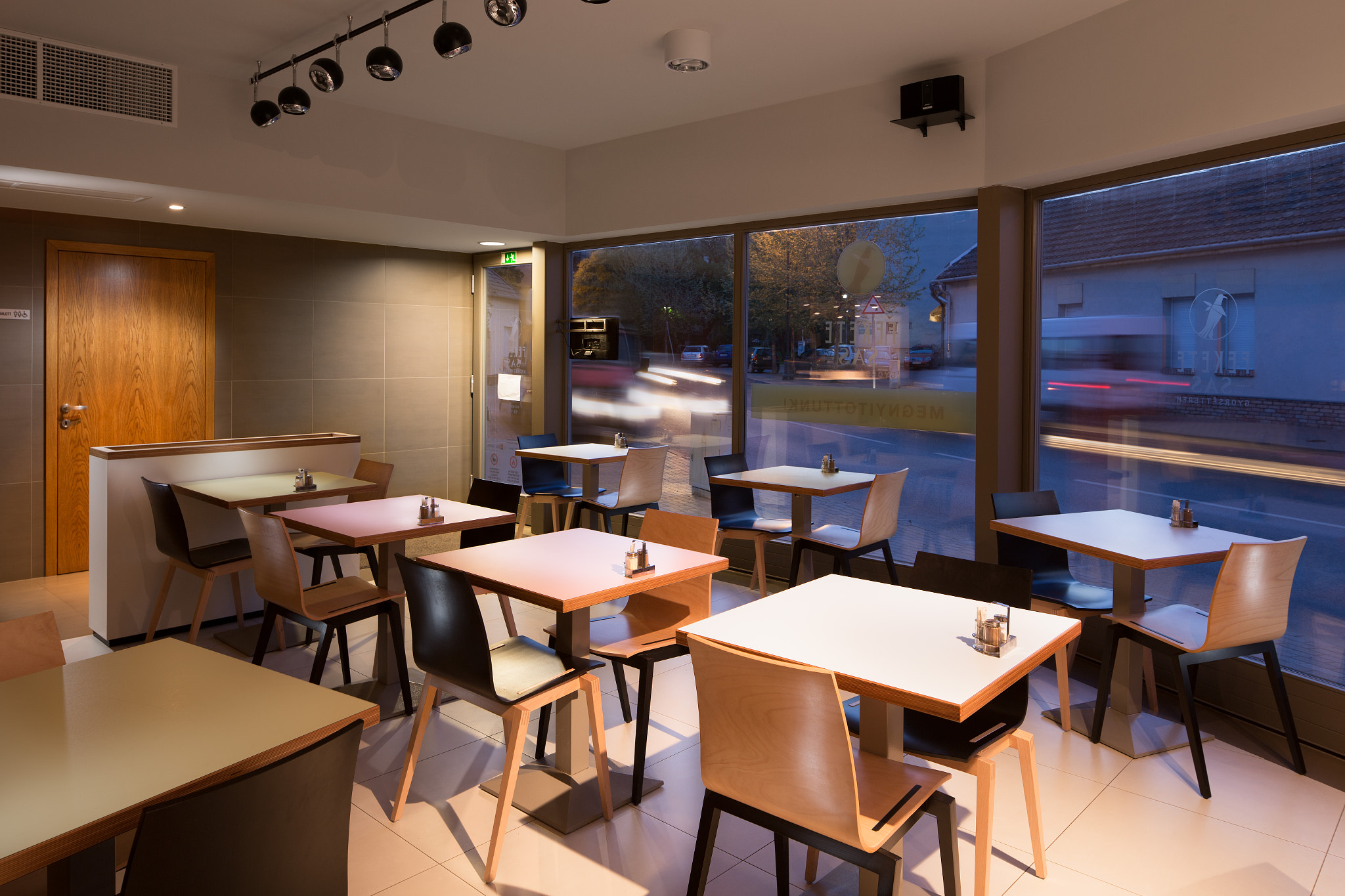 Canon TS-E 24.0mm f/3.5 L II sample photo. Restaurant photography