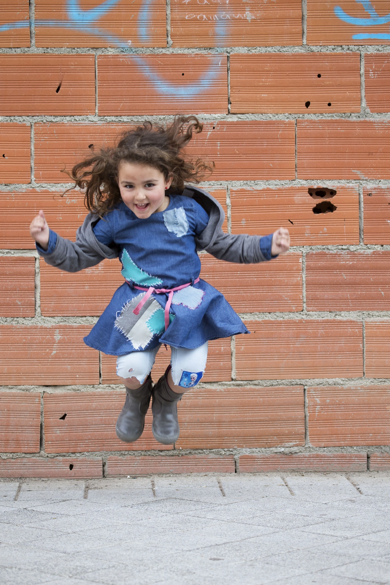 Canon EF 100-400mm F4.5-5.6L IS USM sample photo. Madrid, spain, four years girl dressed like a homeless jumping and smiling photography