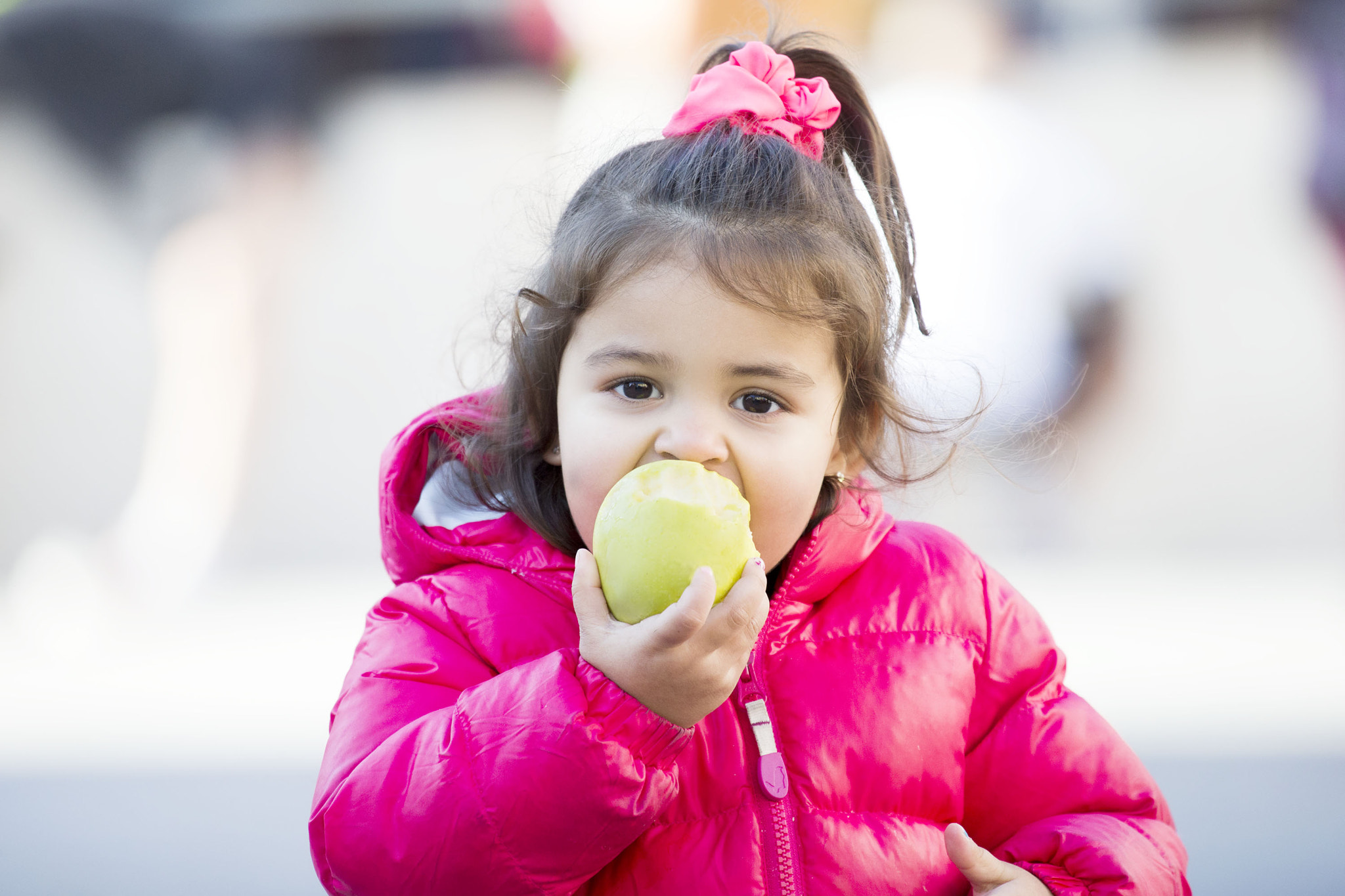 Canon EF 100-400mm F4.5-5.6L IS USM sample photo. Madrid, spain, four years girl eating an apple photography