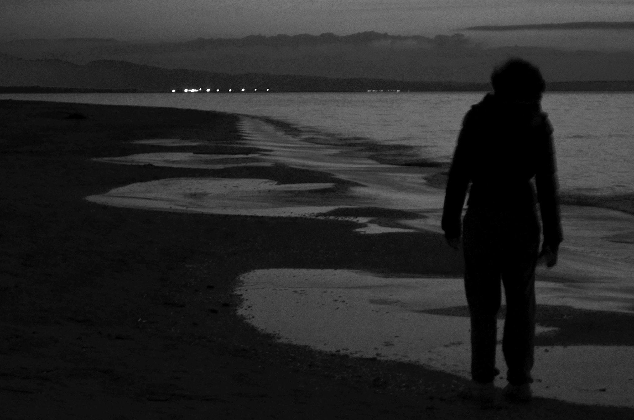 Nikon D5100 + Nikon AF Nikkor 85mm F1.8D sample photo. Alone with the sea photography